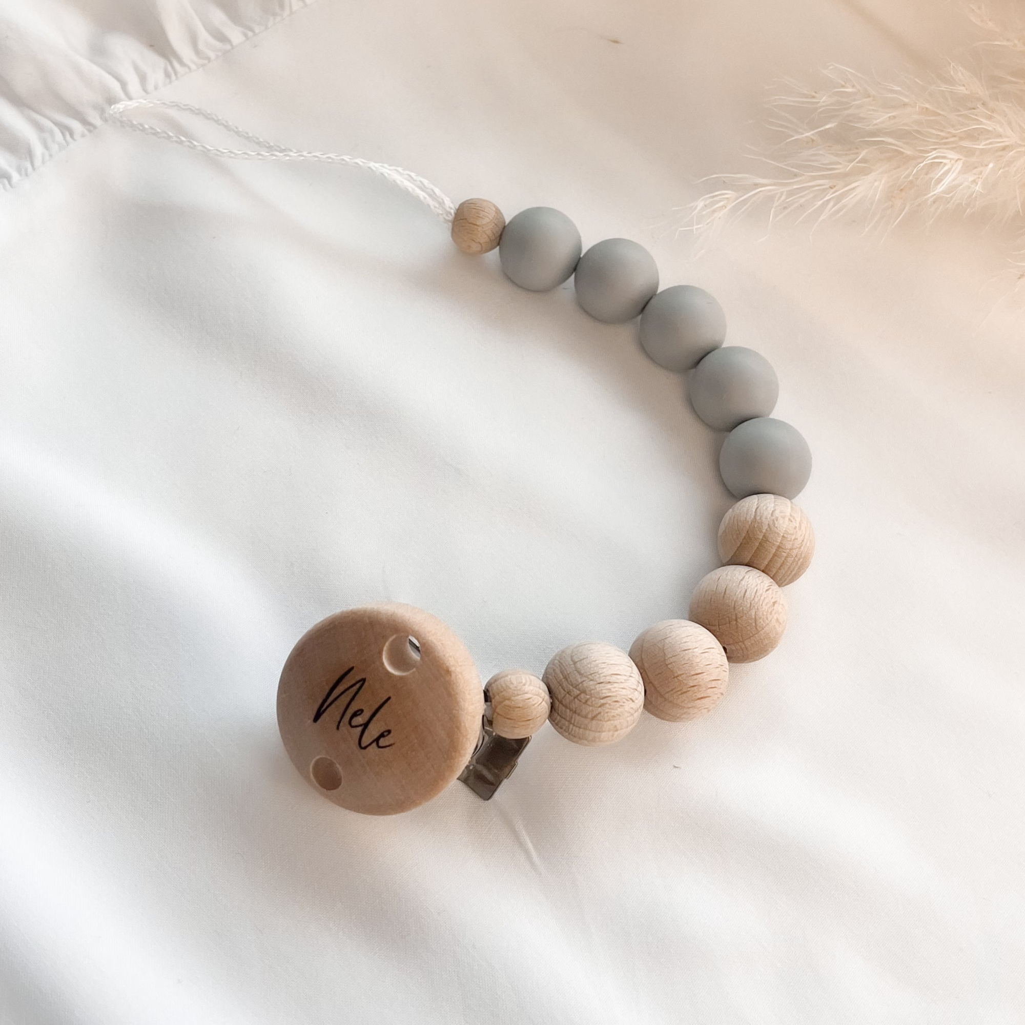 Personalisierte Schnullerkette mit Namen – Handgefertigter Schnullerhalter aus Holz und Silikon – Individuelles Babygeschenk >JANA<