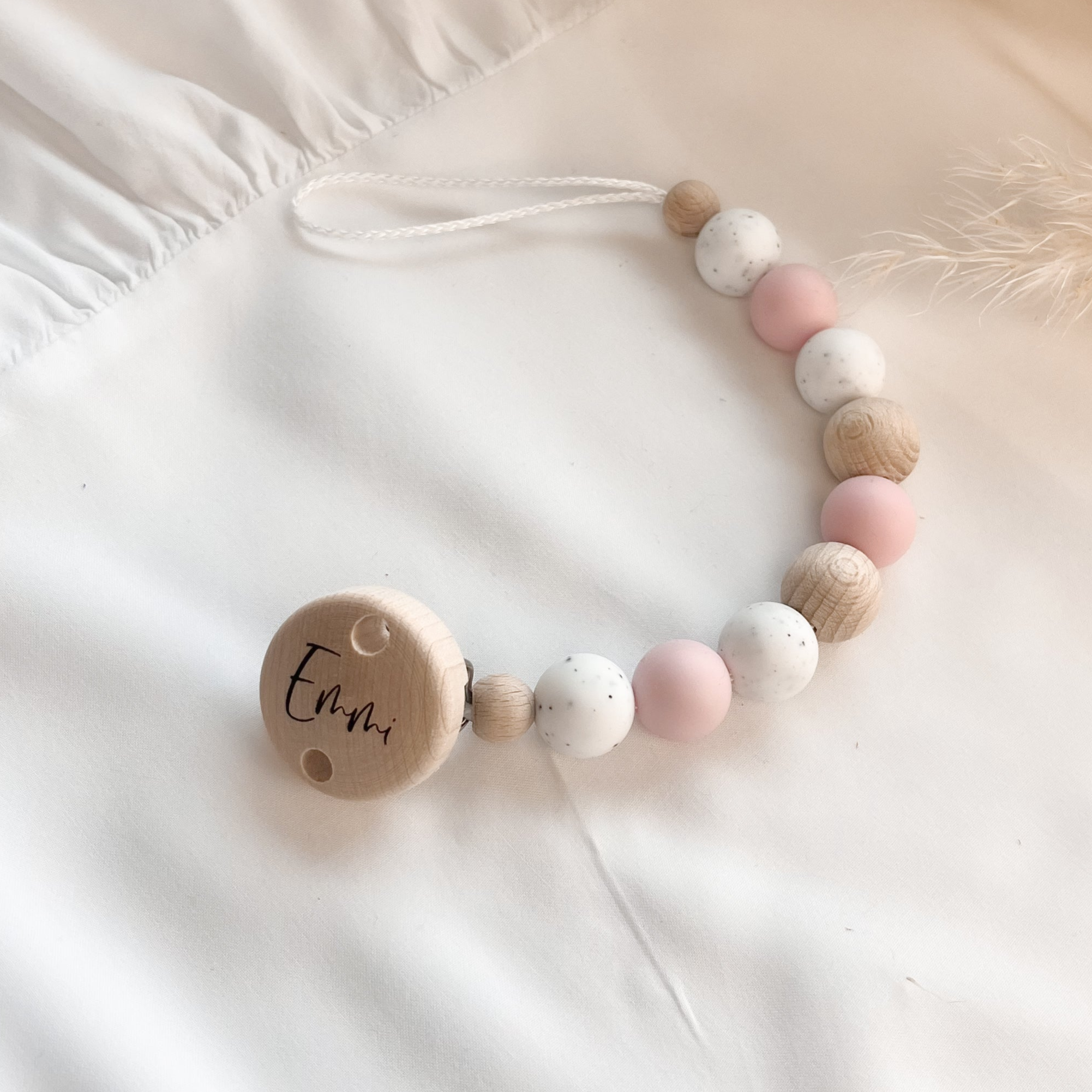 Personalisierte Schnullerkette mit Namen – Handgefertigter Schnullerhalter aus Holz und Silikon – Individuelles Babygeschenk >NAEMI<