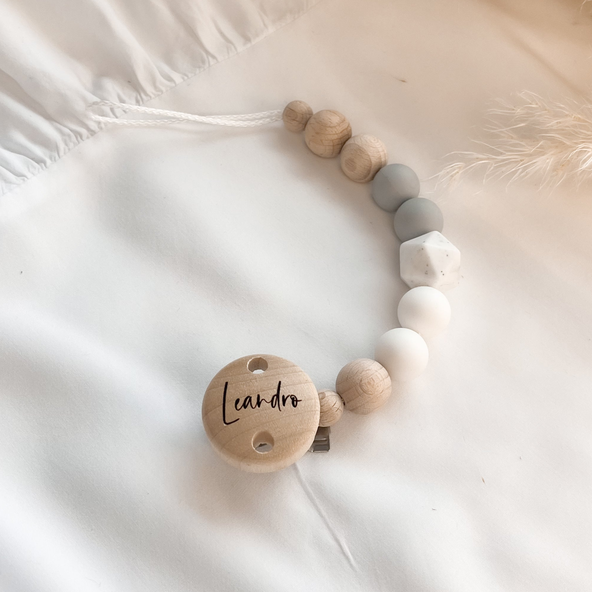 Personalisierte Schnullerkette mit Namen – Handgefertigter Schnullerhalter aus Holz und Silikon – Individuelles Babygeschenk >MALIK<