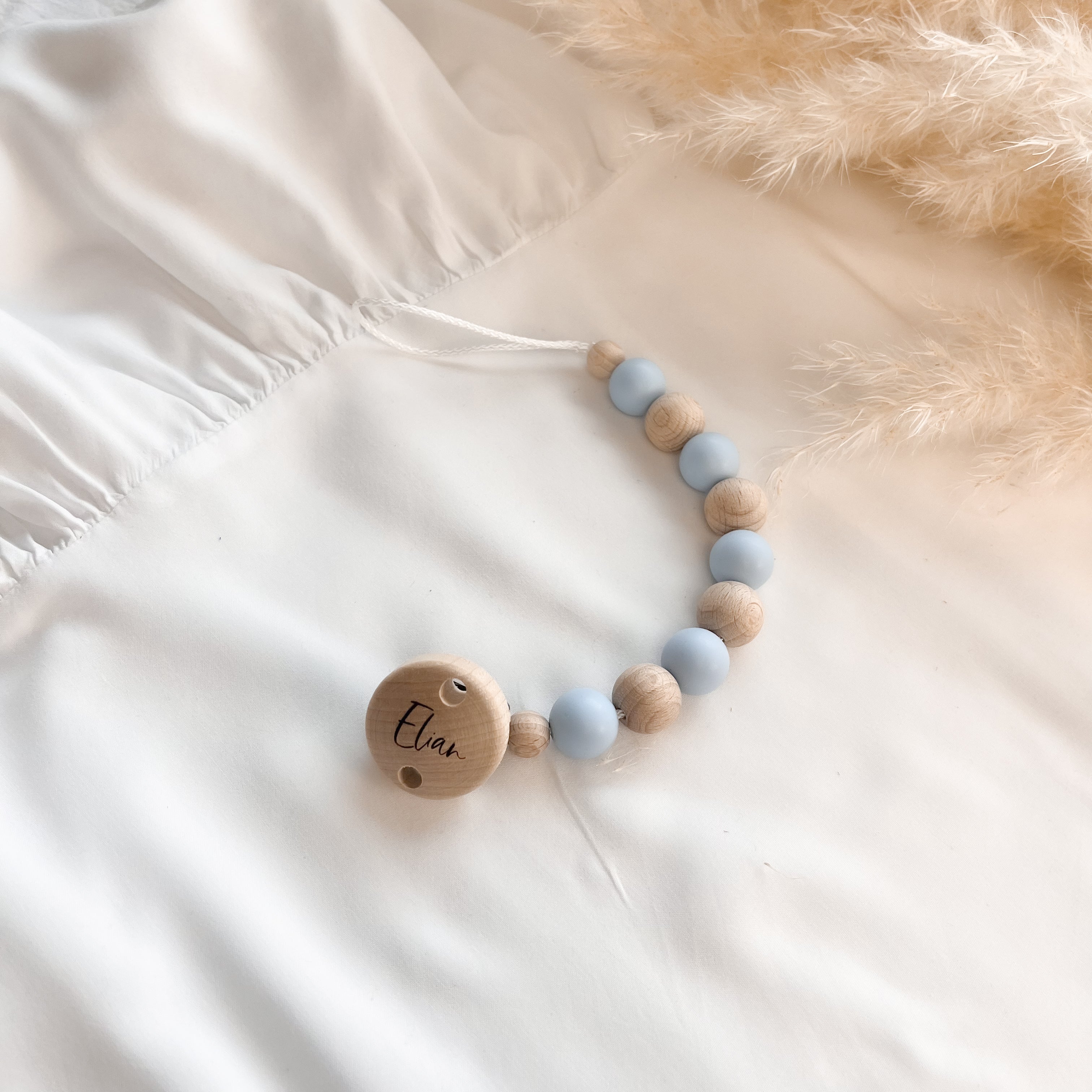 Personalisierte Schnullerkette mit Namen – Handgefertigter Schnullerhalter aus Holz und Silikon – Individuelles Babygeschenk >ANNA<