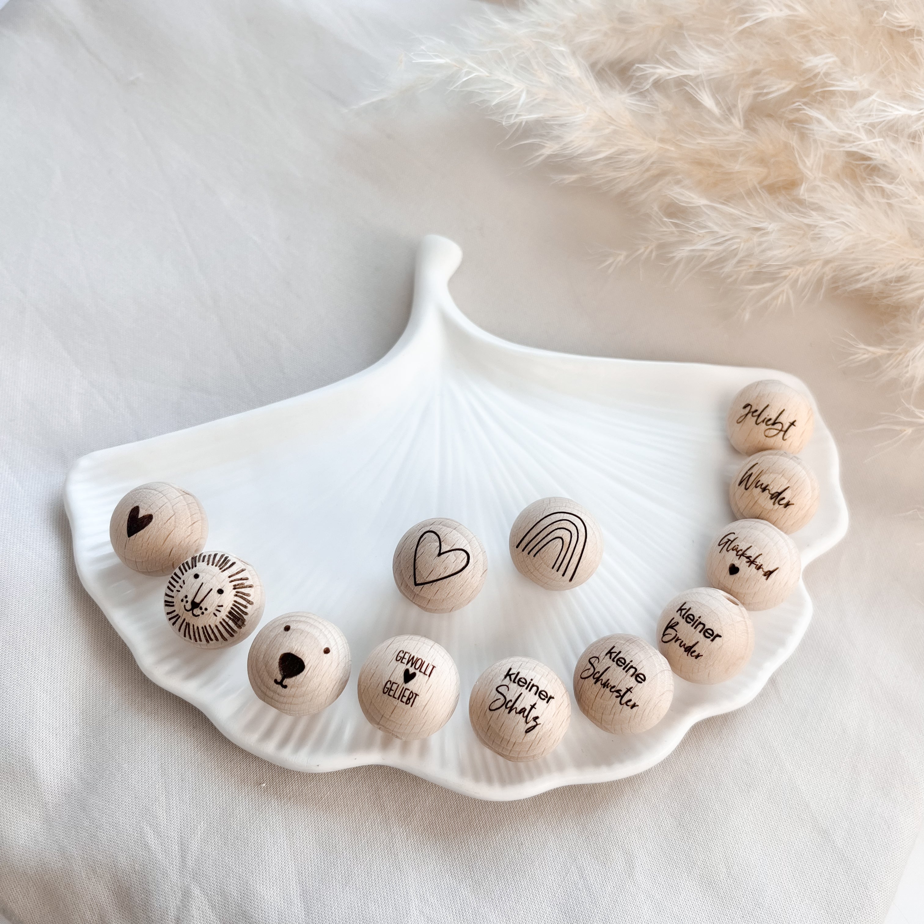 Personalisierte Schnullerkette mit Namen – Handgefertigter Schnullerhalter aus Holz und Silikon – Individuelles Babygeschenk >BÄRENBANDE<