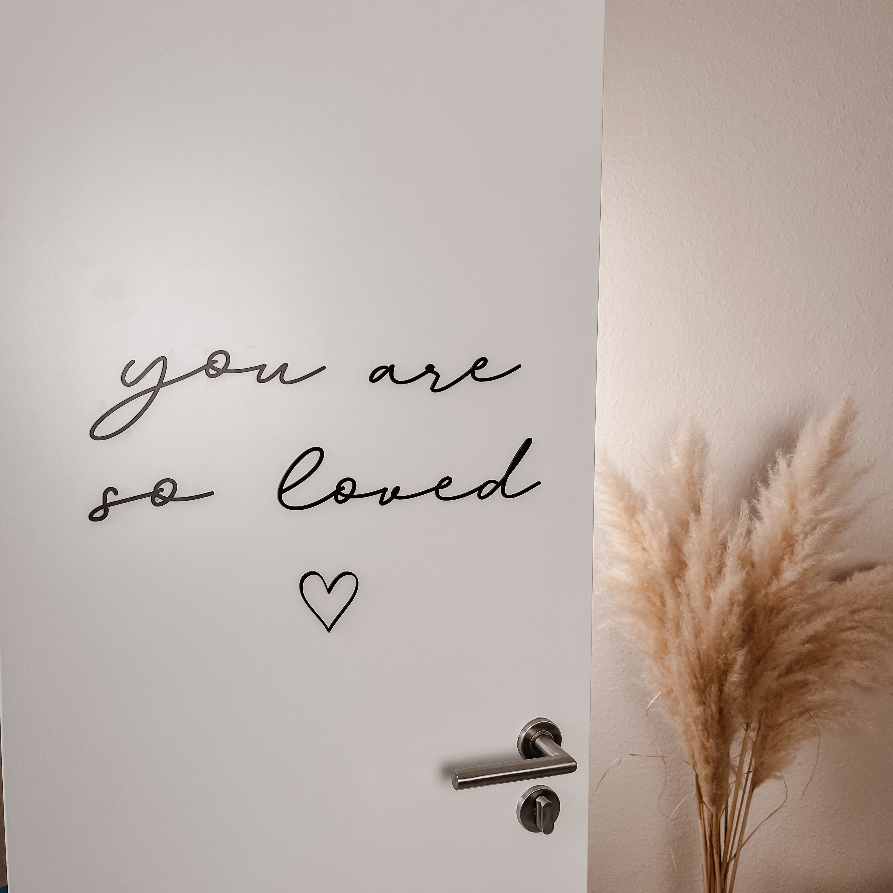 "You are so loved" Türschild – Handgefertigter Holzschriftzug für das Kinderzimmer – Wanddeko aus Birkenholz
