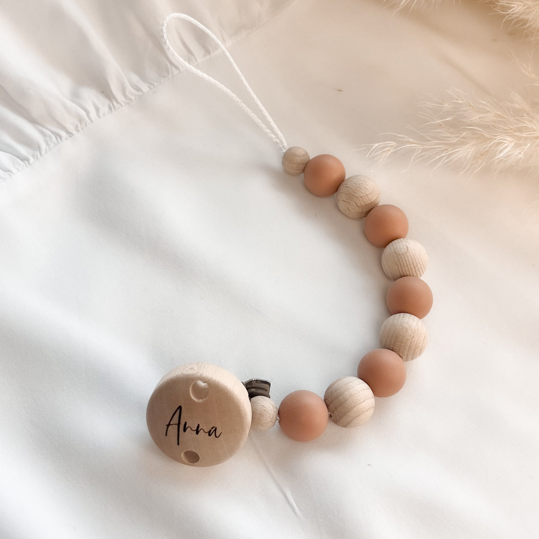 Personalisierte Schnullerkette mit Namen – Handgefertigter Schnullerhalter aus Holz und Silikon – Individuelles Babygeschenk >ANNA<