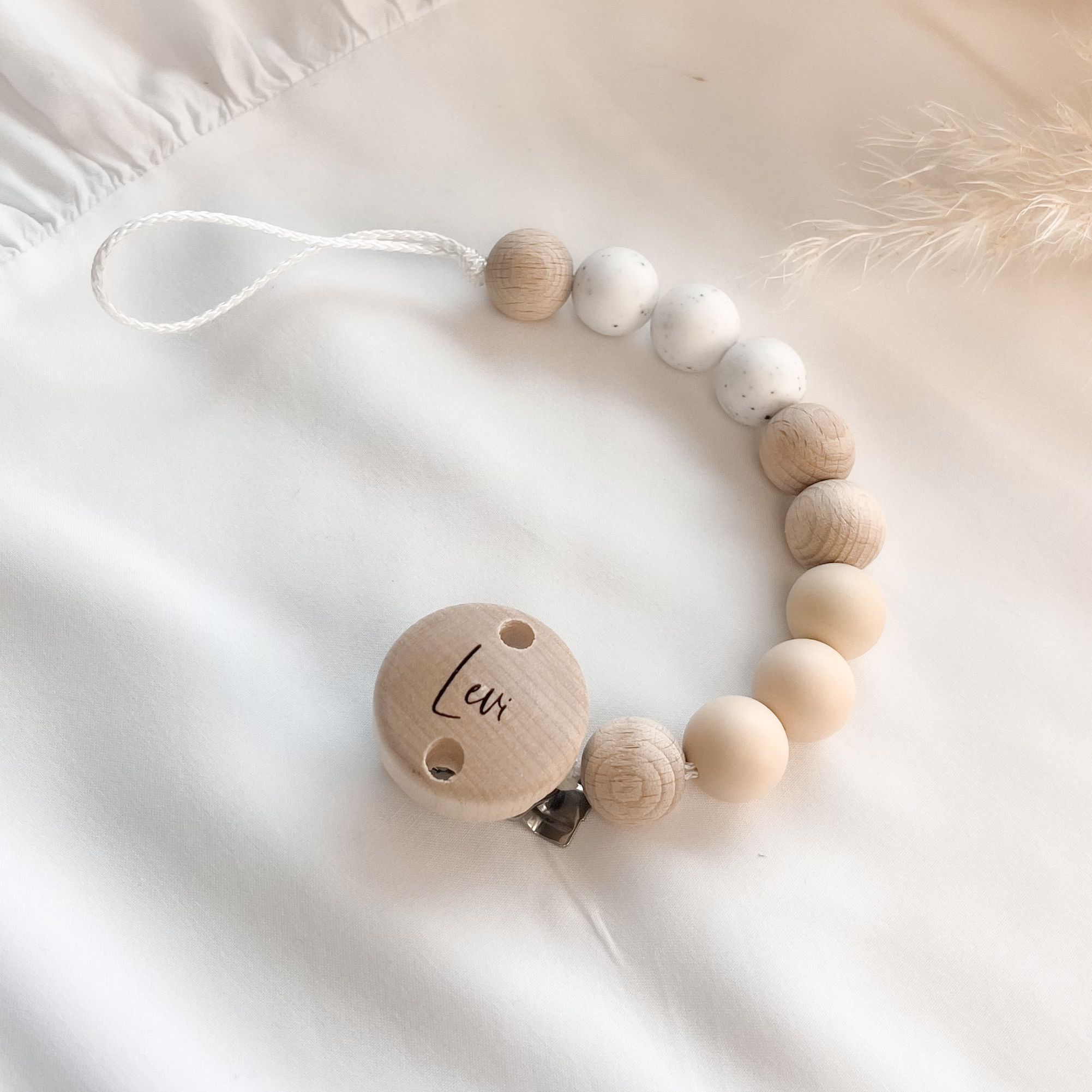 Personalisierte Schnullerkette mit Namen – Handgefertigter Schnullerhalter aus Holz und Silikon – Individuelles Babygeschenk >SOPHIE<