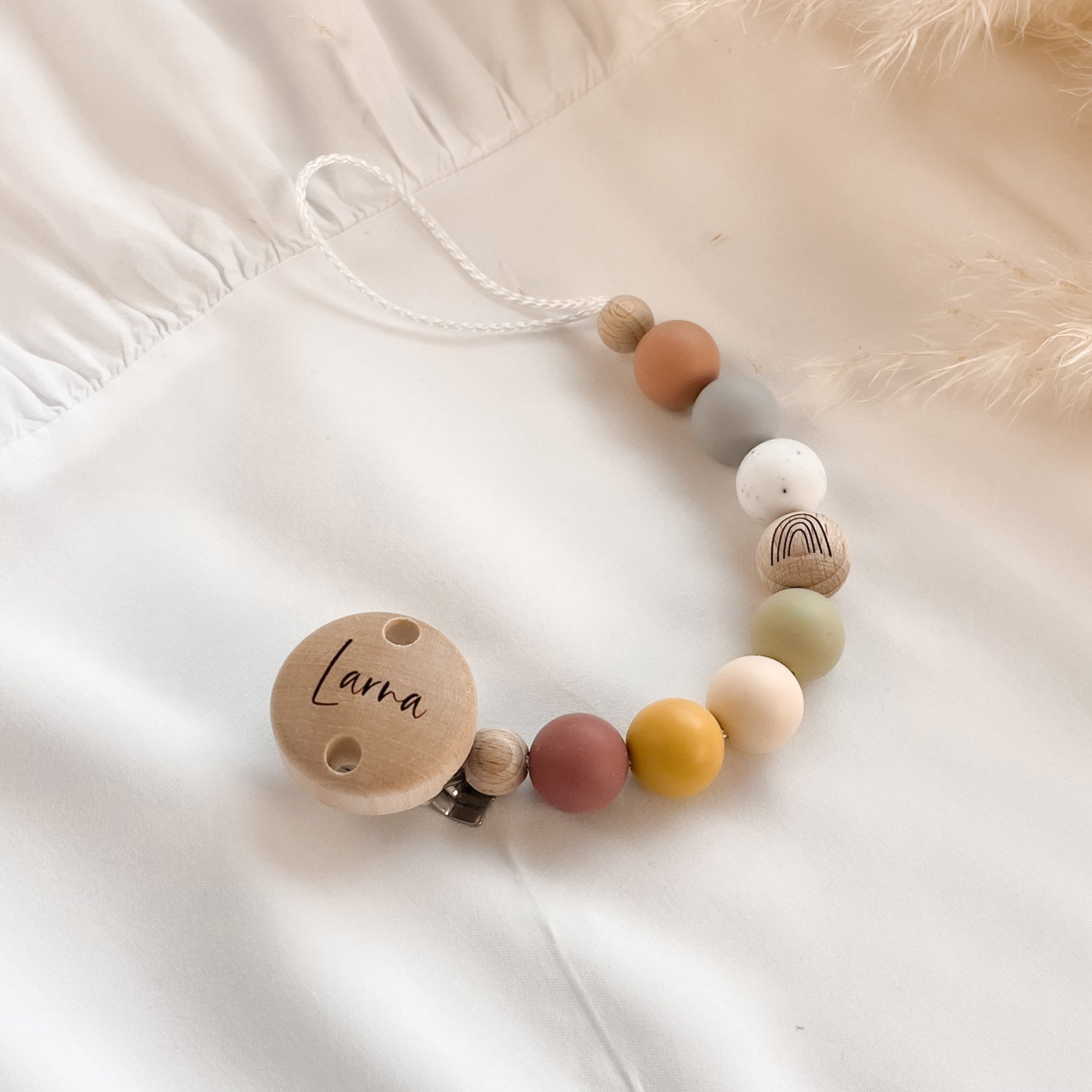 Personalisierte Schnullerkette mit Namen – Handgefertigter Schnullerhalter aus Holz und Silikon – Individuelles Babygeschenk >FABIENNE<