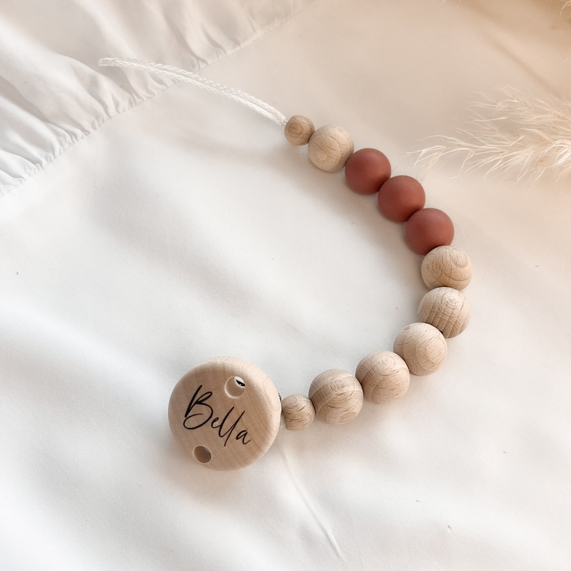 Personalisierte Schnullerkette mit Namen – Handgefertigter Schnullerhalter aus Holz und Silikon – Individuelles Babygeschenk >THEO<