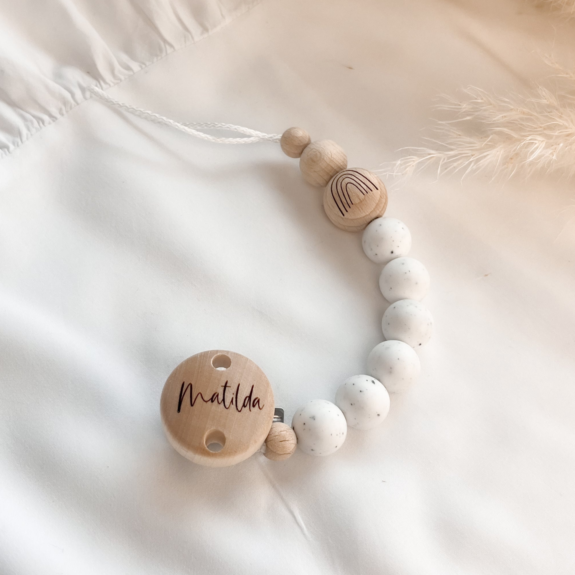 Personalisierte Schnullerkette mit Namen – Handgefertigter Schnullerhalter aus Holz und Silikon – Individuelles Babygeschenk >JONAS<