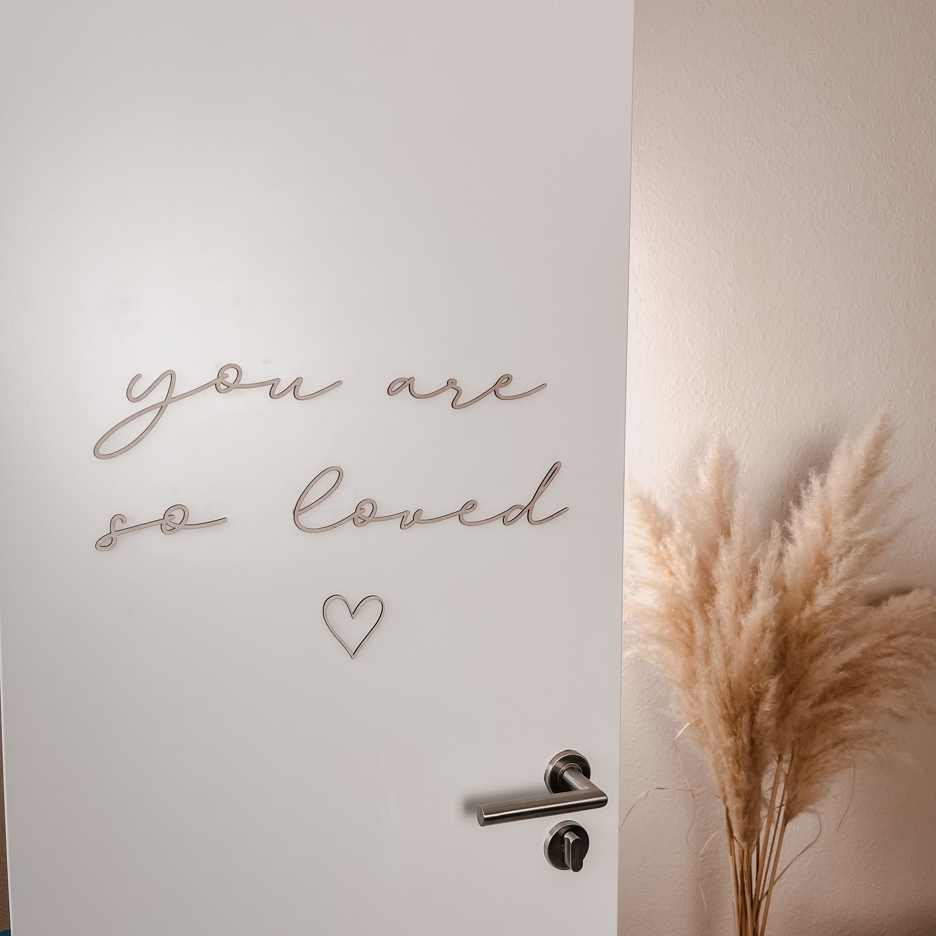 "You are so loved" Türschild – Handgefertigter Holzschriftzug für das Kinderzimmer – Wanddeko aus Birkenholz