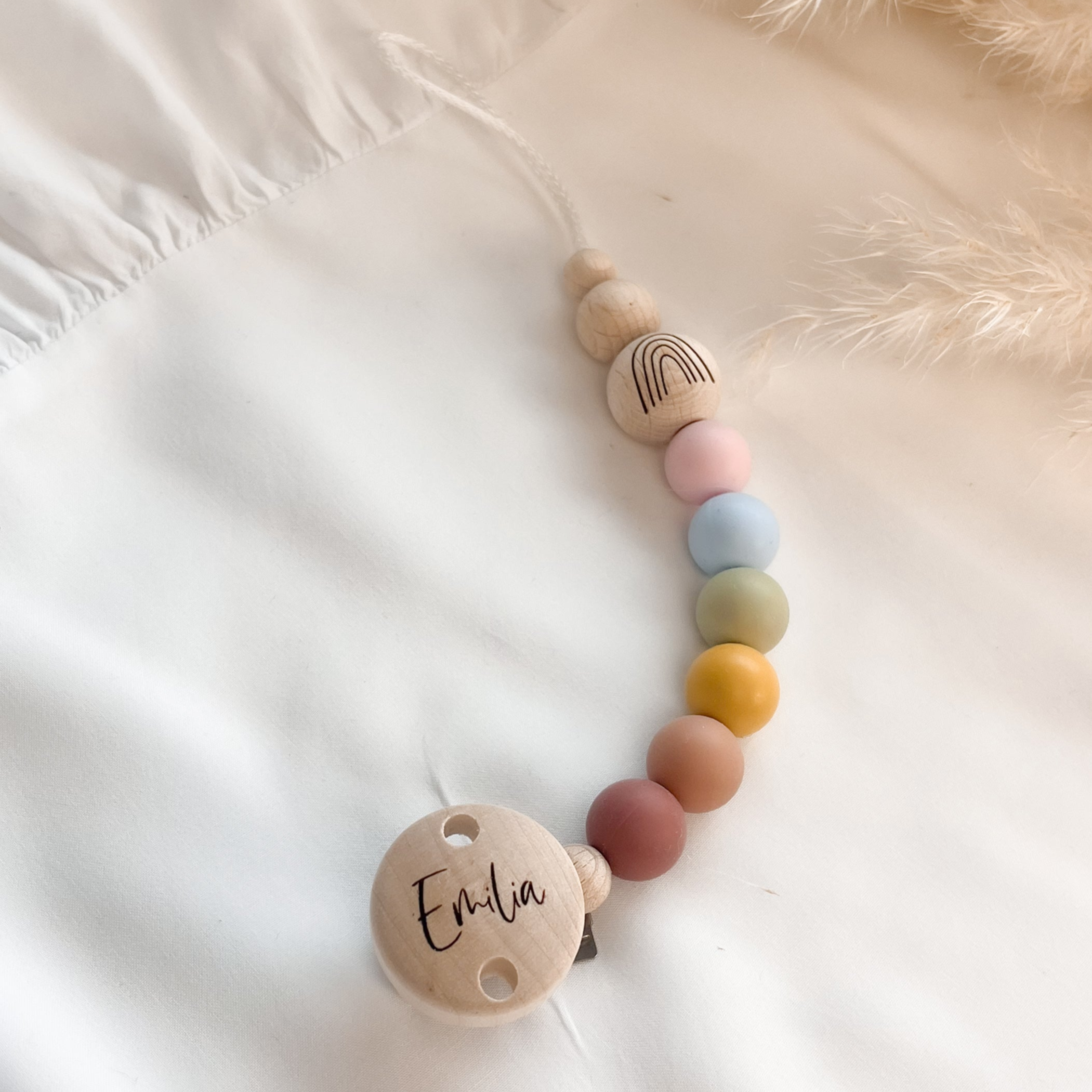 Personalisierte Schnullerkette mit Namen – Handgefertigter Schnullerhalter aus Holz und Silikon – Individuelles Babygeschenk >REGENBOGEN<