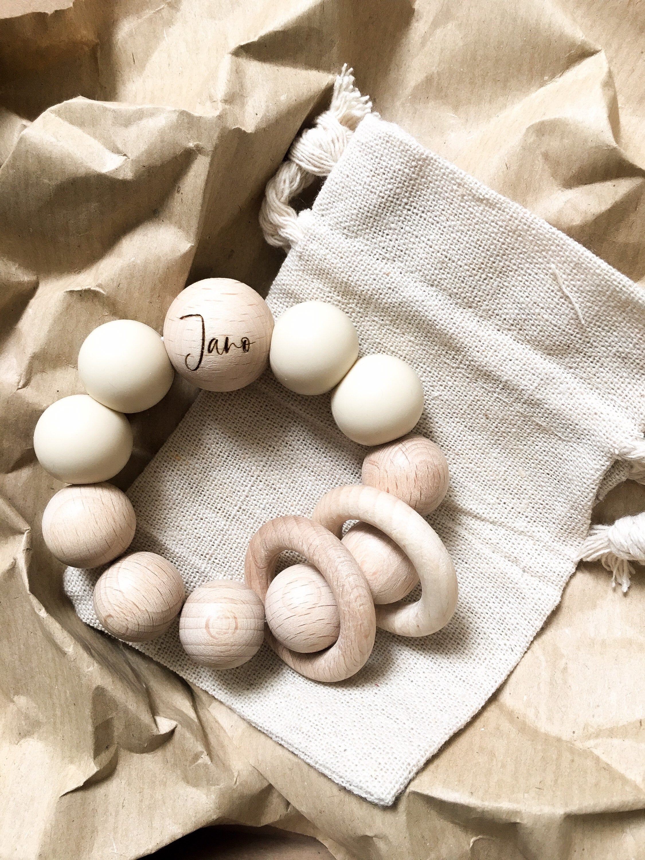 Personalisierter Greifring aus Holz (Buche)