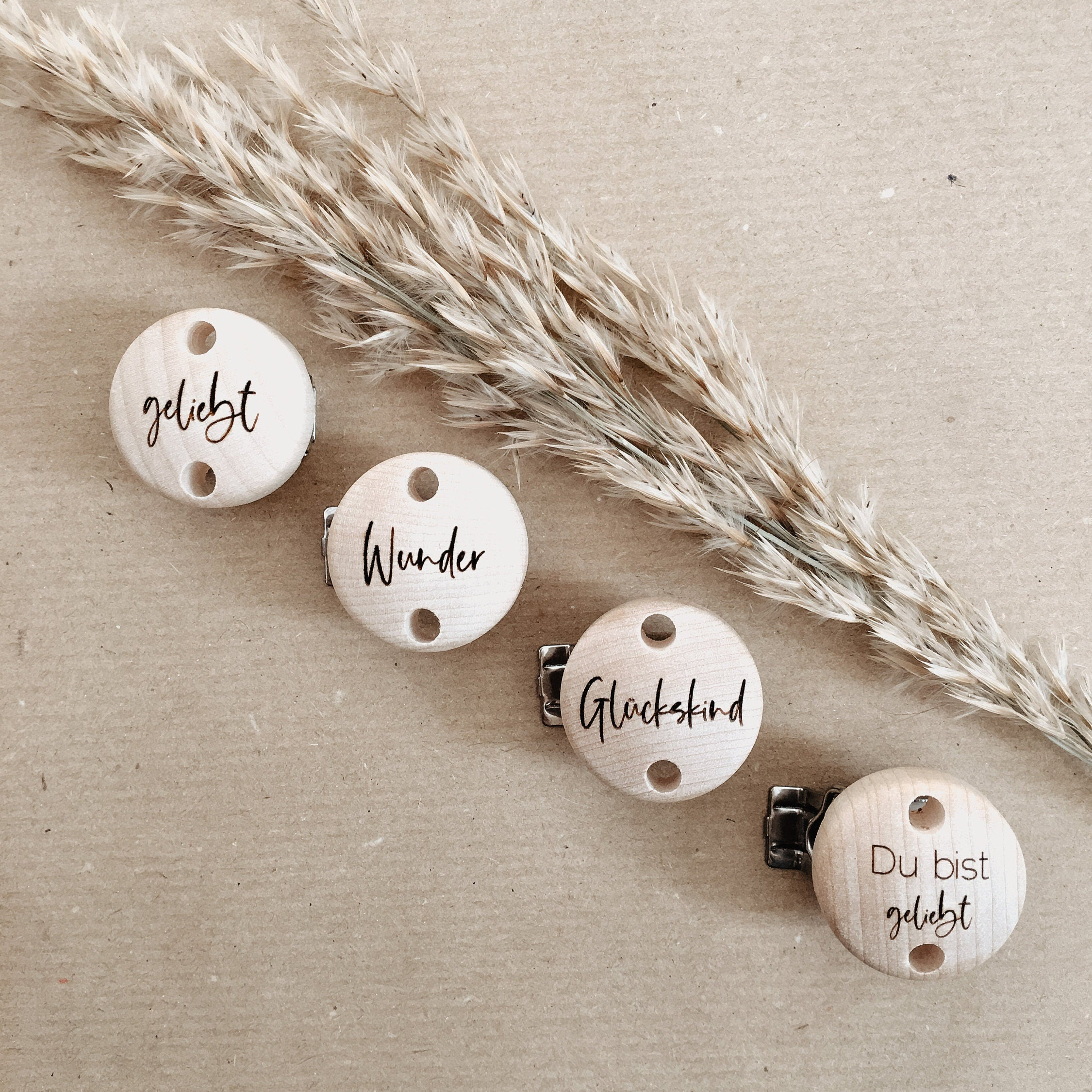 Personalisierte Schnullerkette mit Namen – Handgefertigter Schnullerhalter aus Holz und Silikon – Individuelles Babygeschenk >BÄRENBANDE<