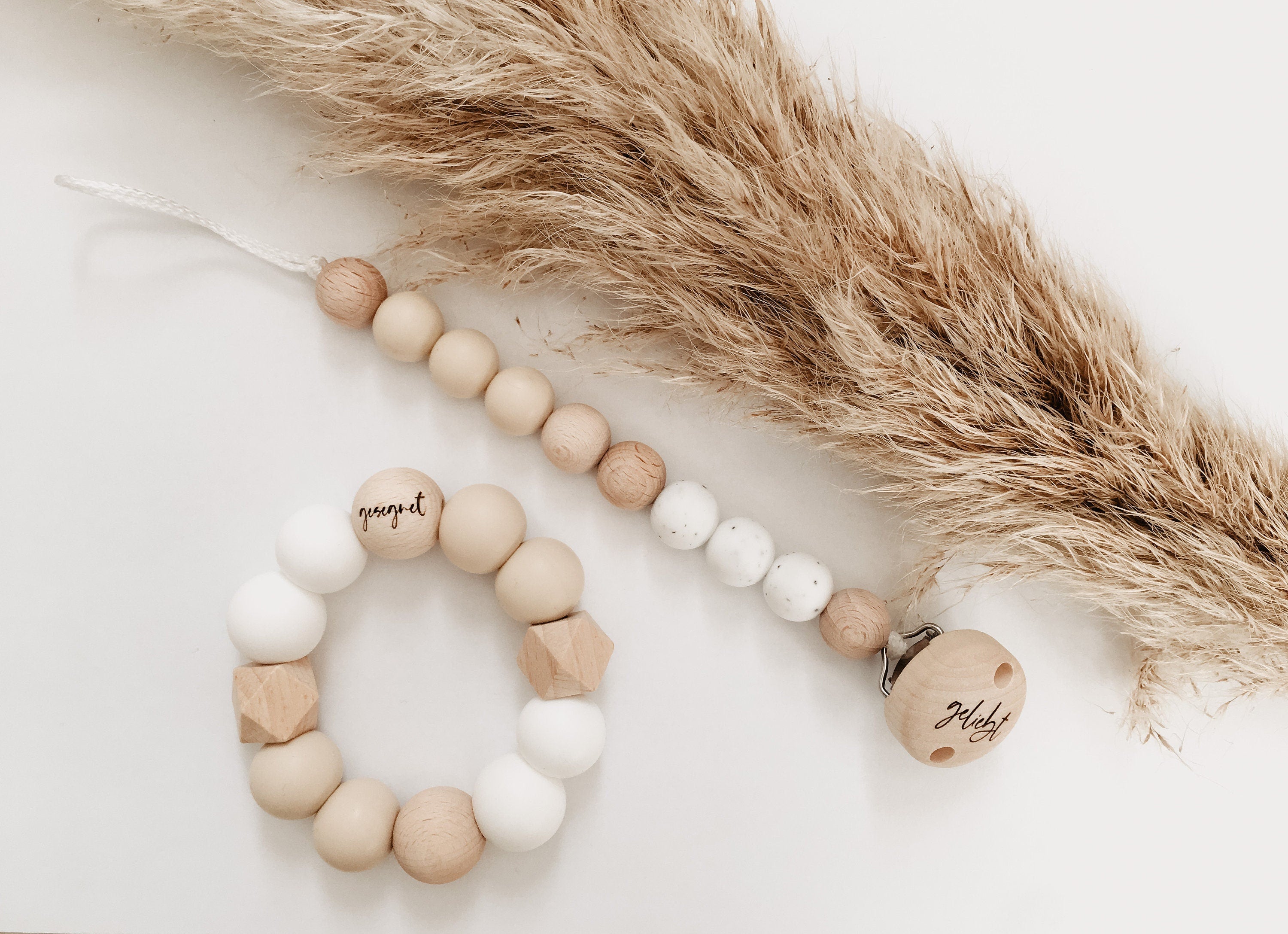 Personalisierter Greifring aus Holz (Buche)