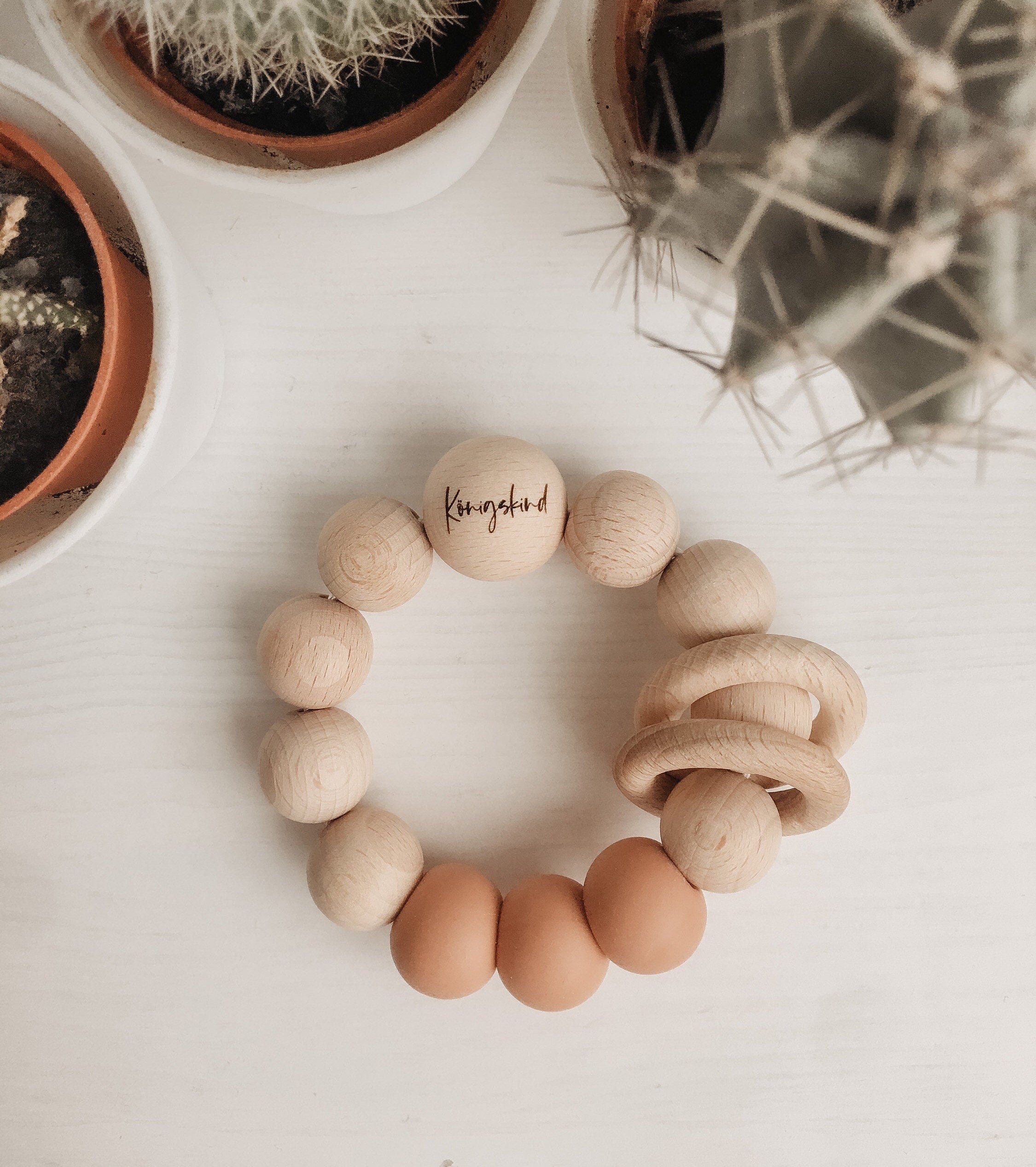 Personalisierter Greifring aus Holz (Buche) >KÖNIGSKIND<