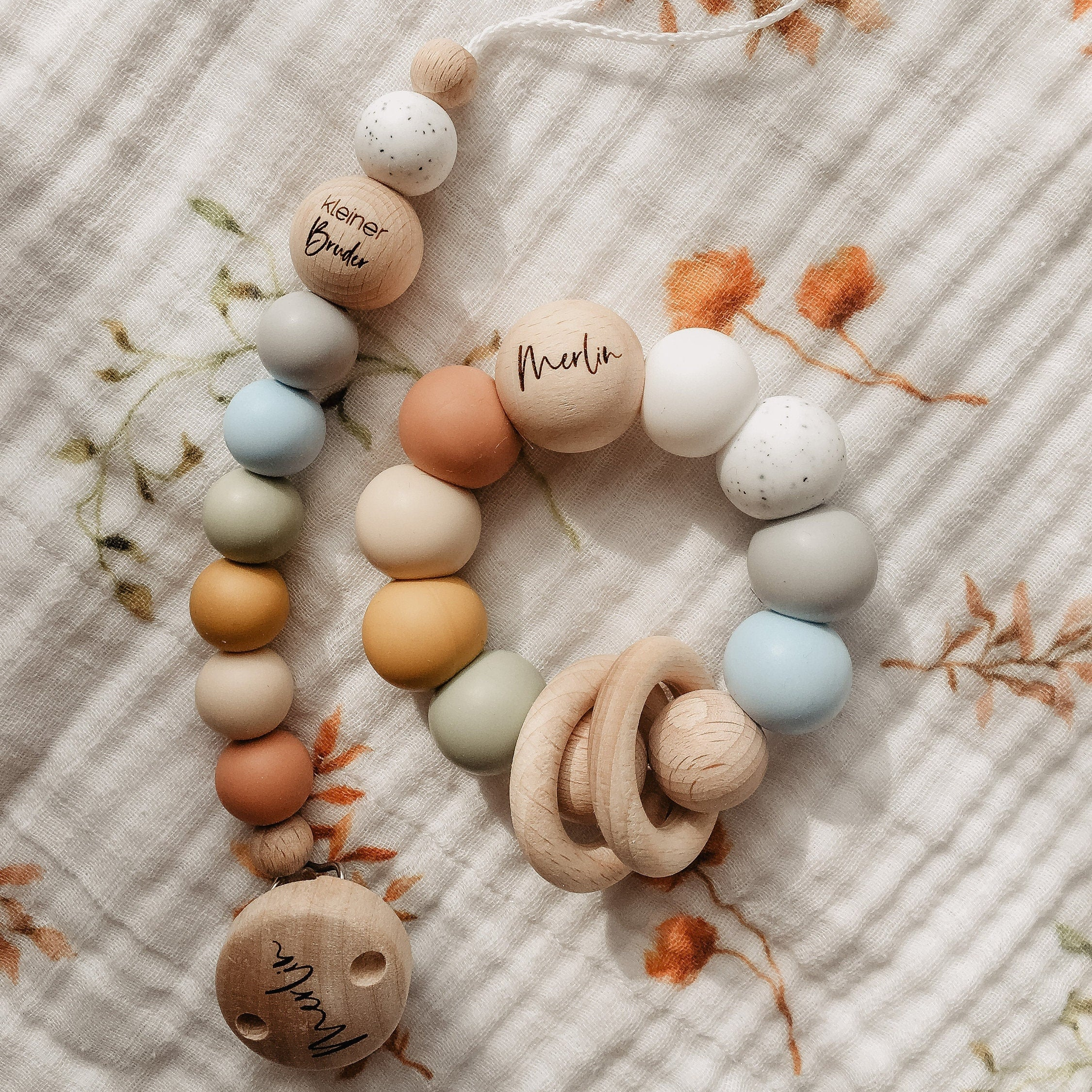 Personalisierte Schnullerkette mit Namen – Handgefertigter Schnullerhalter aus Holz und Silikon – Individuelles Babygeschenk >GESCHWISTERKIND<