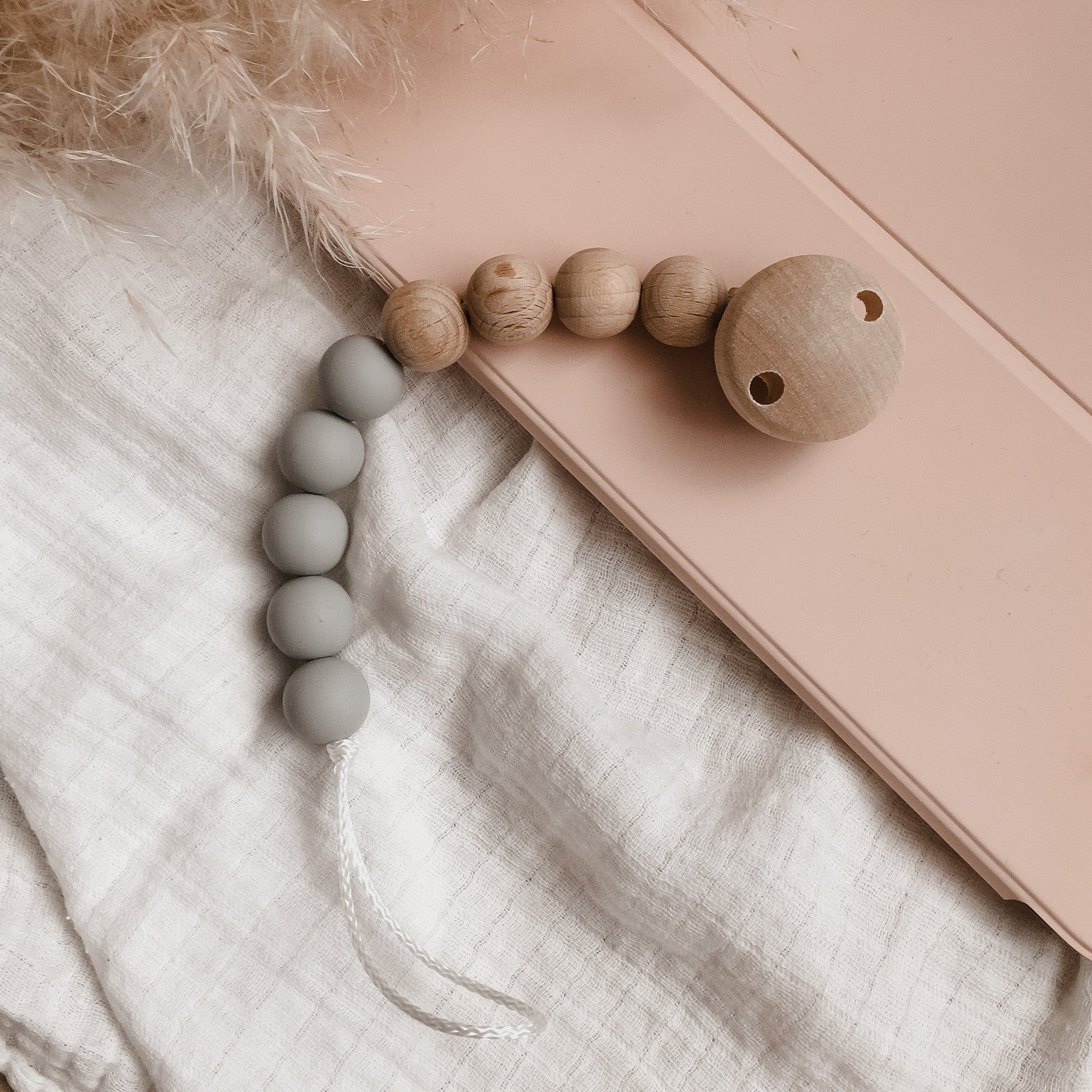 Personalisierte Schnullerkette mit Namen – Handgefertigter Schnullerhalter aus Holz und Silikon – Individuelles Babygeschenk >JANA<