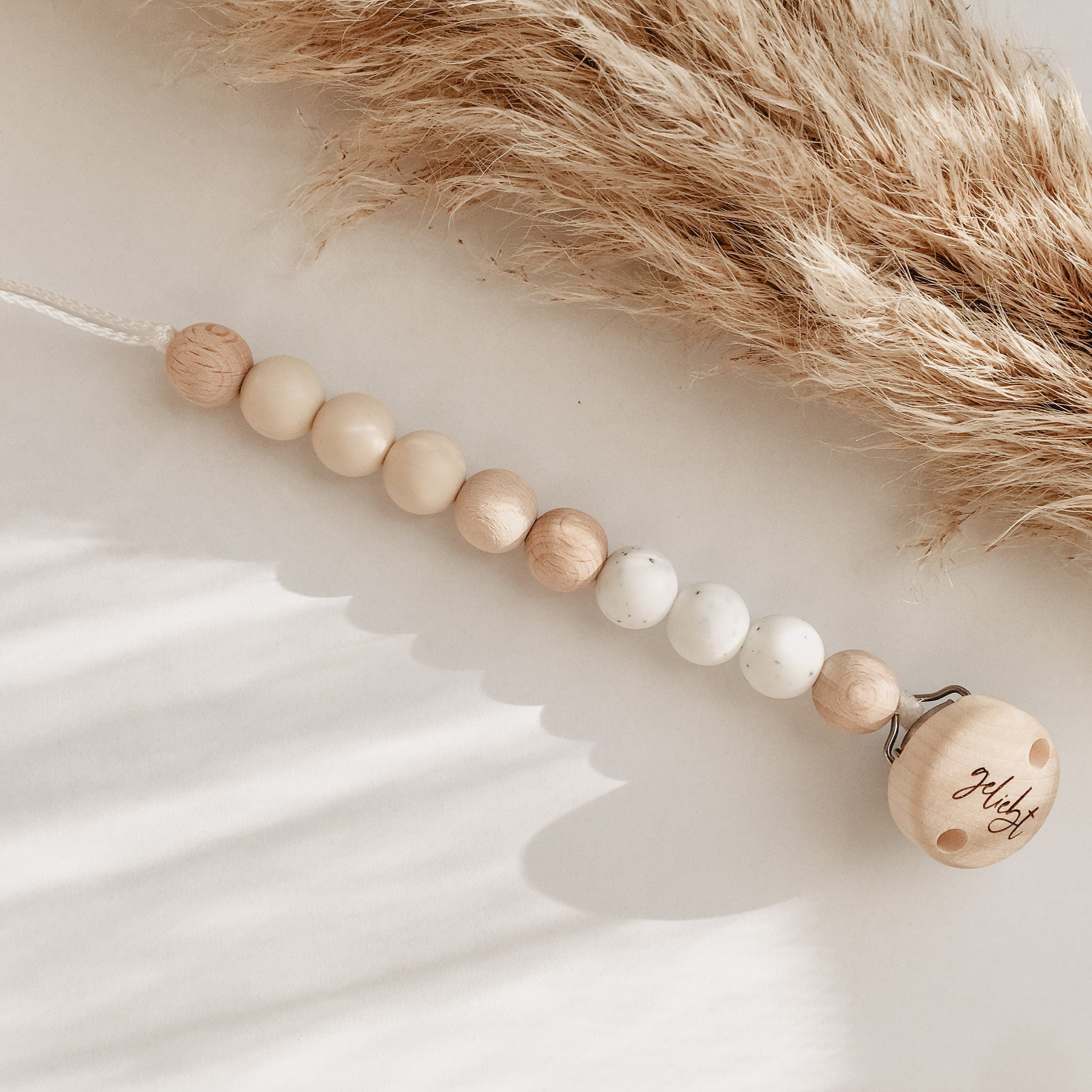 Personalisierte Schnullerkette mit Namen – Handgefertigter Schnullerhalter aus Holz und Silikon – Individuelles Babygeschenk >SOPHIE<