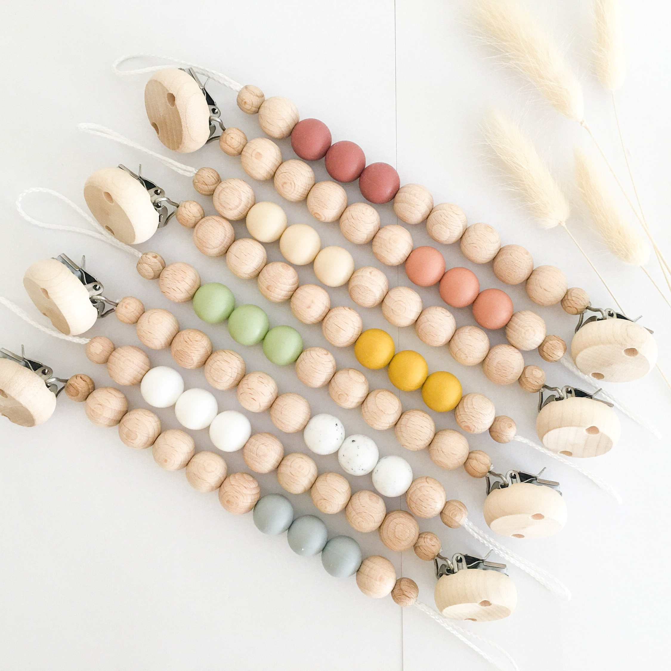 Personalisierte Schnullerkette mit Namen – Handgefertigter Schnullerhalter aus Holz und Silikon – Individuelles Babygeschenk >THEO<