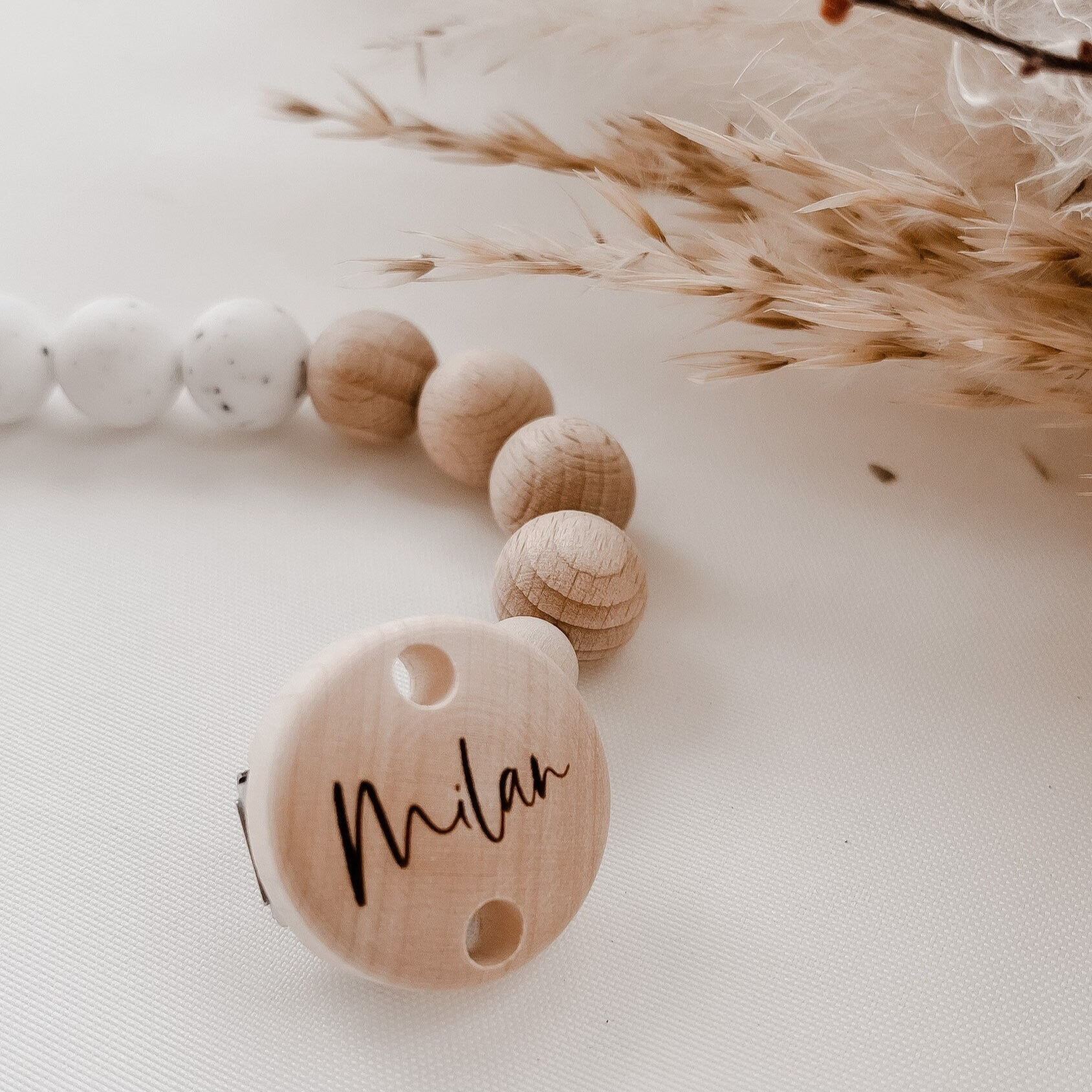 Personalisierte Schnullerkette mit Namen – Handgefertigter Schnullerhalter aus Holz und Silikon – Individuelles Babygeschenk >KUSCHELBÄR<