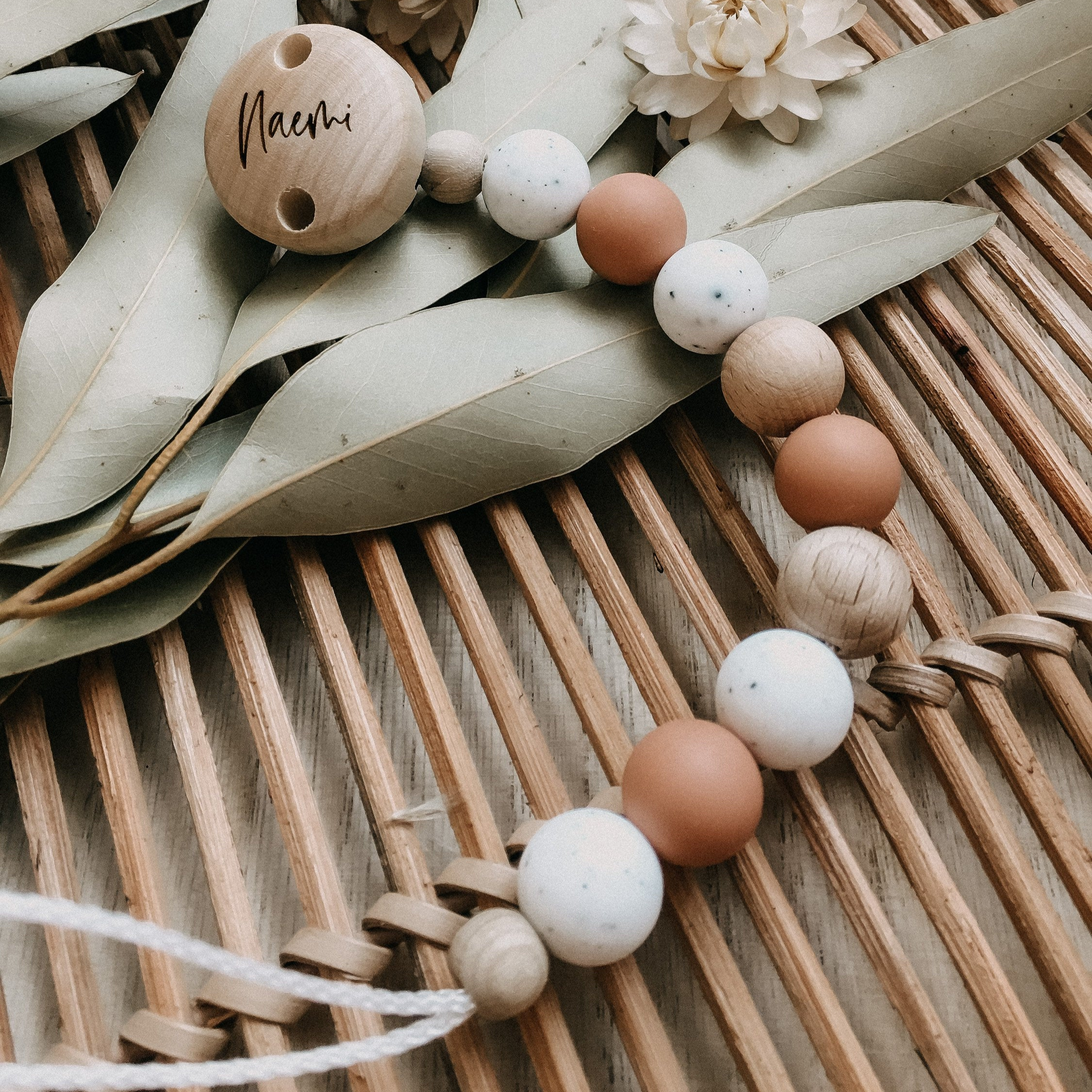 Personalisierte Schnullerkette mit Namen – Handgefertigter Schnullerhalter aus Holz und Silikon – Individuelles Babygeschenk >NAEMI<