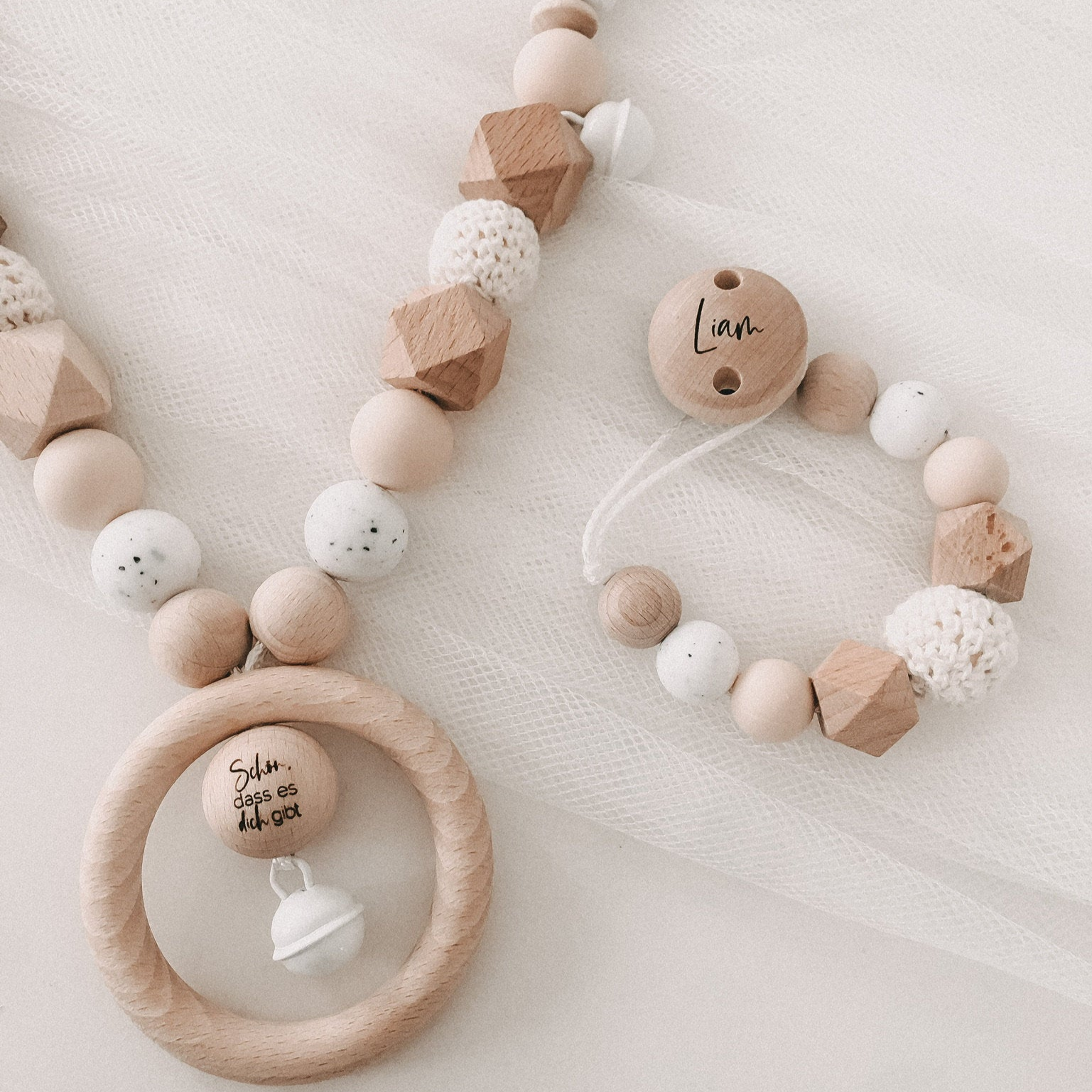 Personalisierte Schnullerkette mit Namen – Handgefertigter Schnullerhalter aus Holz und Silikon – Individuelles Babygeschenk >LIAM<