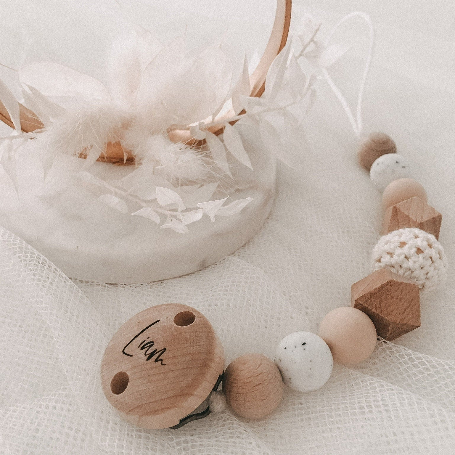Personalisierte Schnullerkette mit Namen – Handgefertigter Schnullerhalter aus Holz und Silikon – Individuelles Babygeschenk >LIAM<