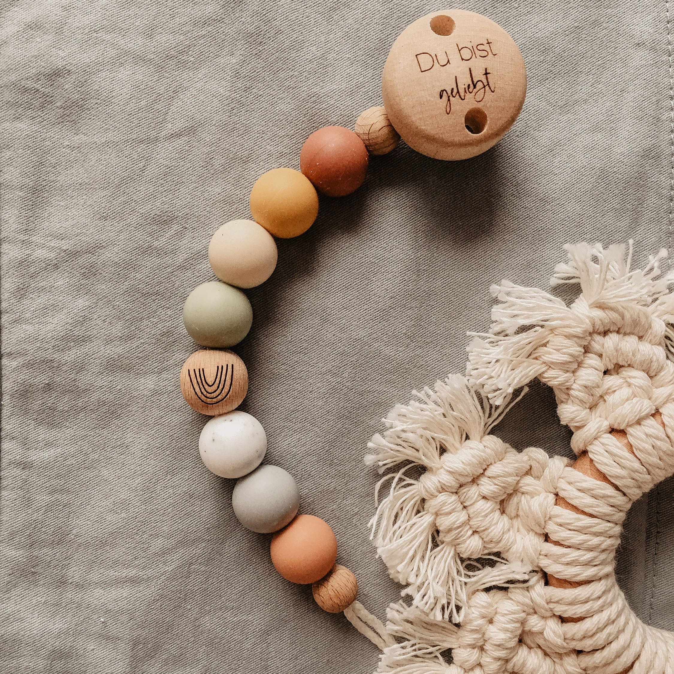 Personalisierte Schnullerkette mit Namen – Handgefertigter Schnullerhalter aus Holz und Silikon – Individuelles Babygeschenk >FABIENNE<