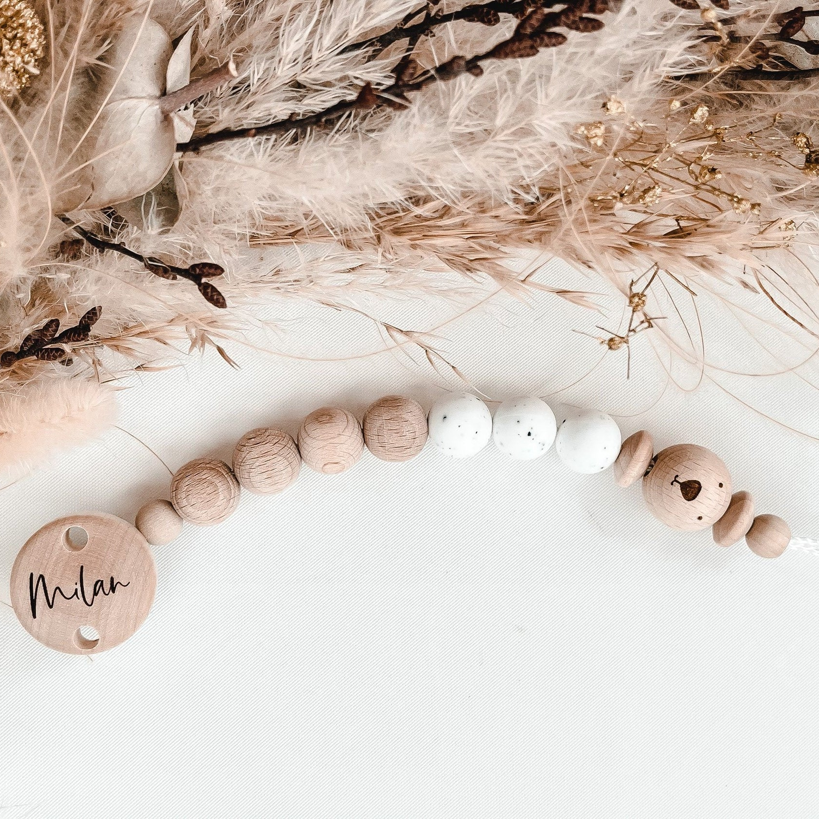 Personalisierte Schnullerkette mit Namen – Handgefertigter Schnullerhalter aus Holz und Silikon – Individuelles Babygeschenk >KUSCHELBÄR<