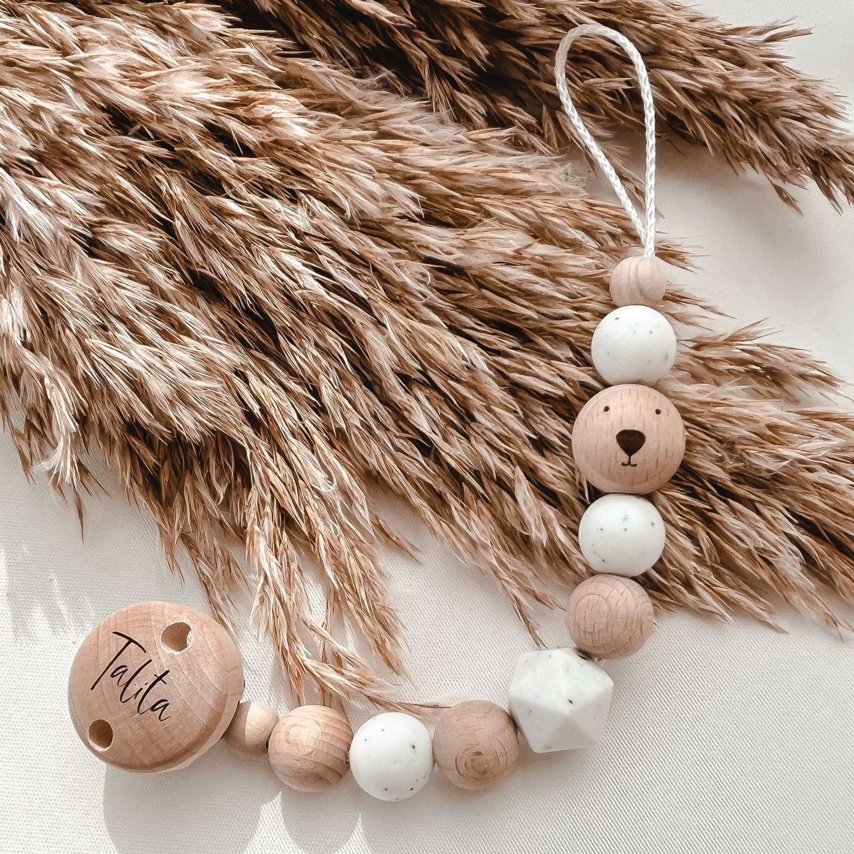 Personalisierte Schnullerkette mit Namen – Handgefertigter Schnullerhalter aus Holz und Silikon – Individuelles Babygeschenk >BÄRENBANDE<