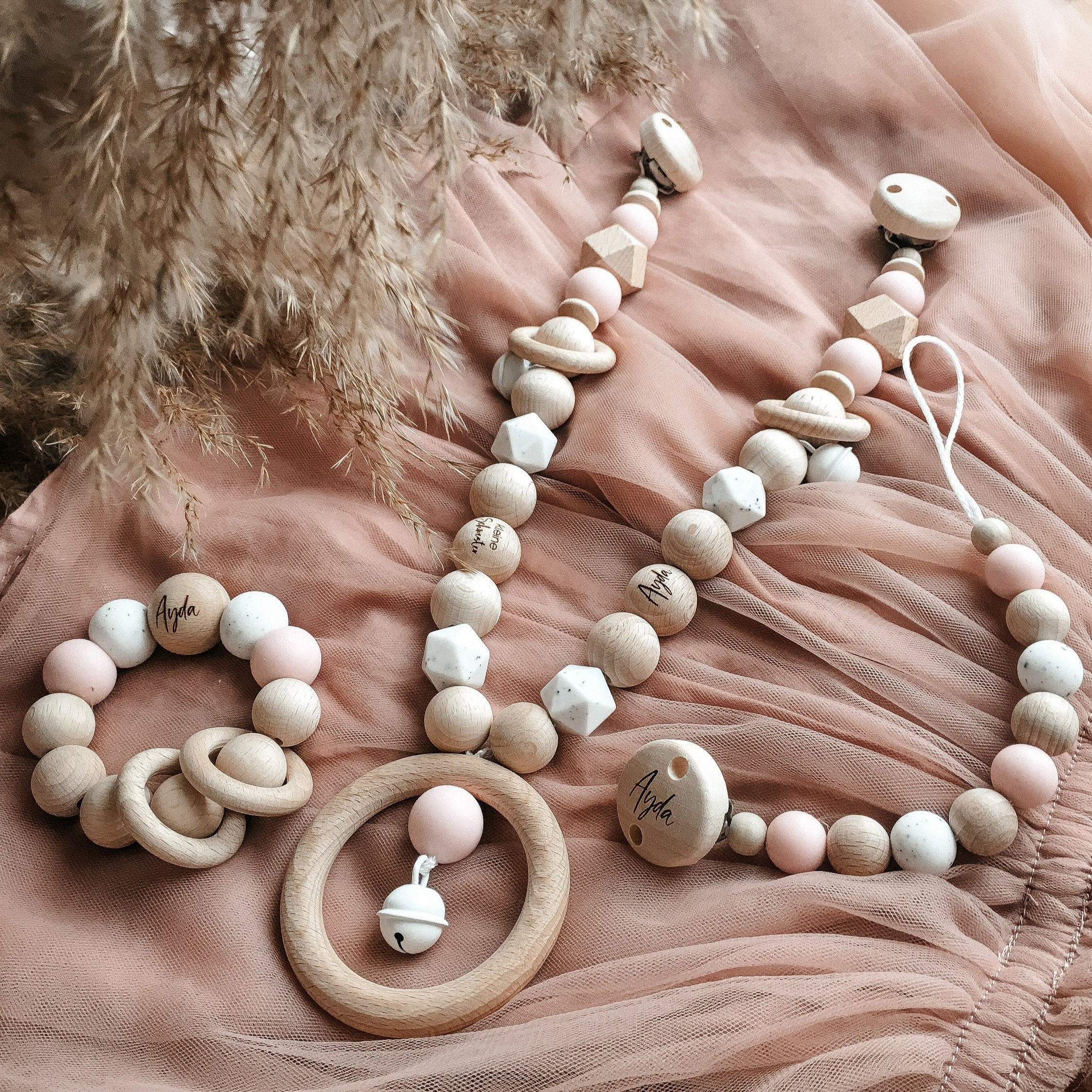 Handgefertigte Kinderwagenkette aus Buchenholz – Personalisierbare Babywagen-Deko – Sicheres Spielzeug für unterwegs >MATTHEO<