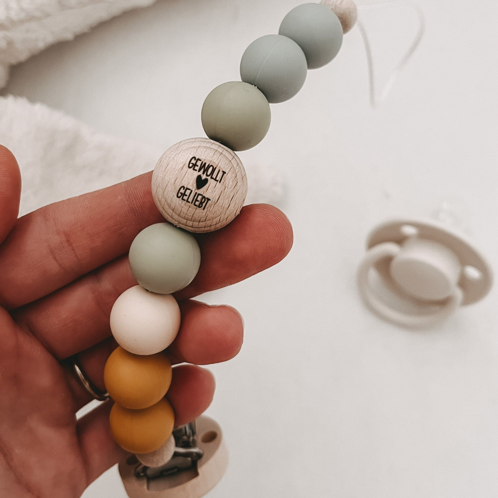 Personalisierte Schnullerkette mit Namen – Handgefertigter Schnullerhalter aus Holz und Silikon – Individuelles Babygeschenk >MATS<