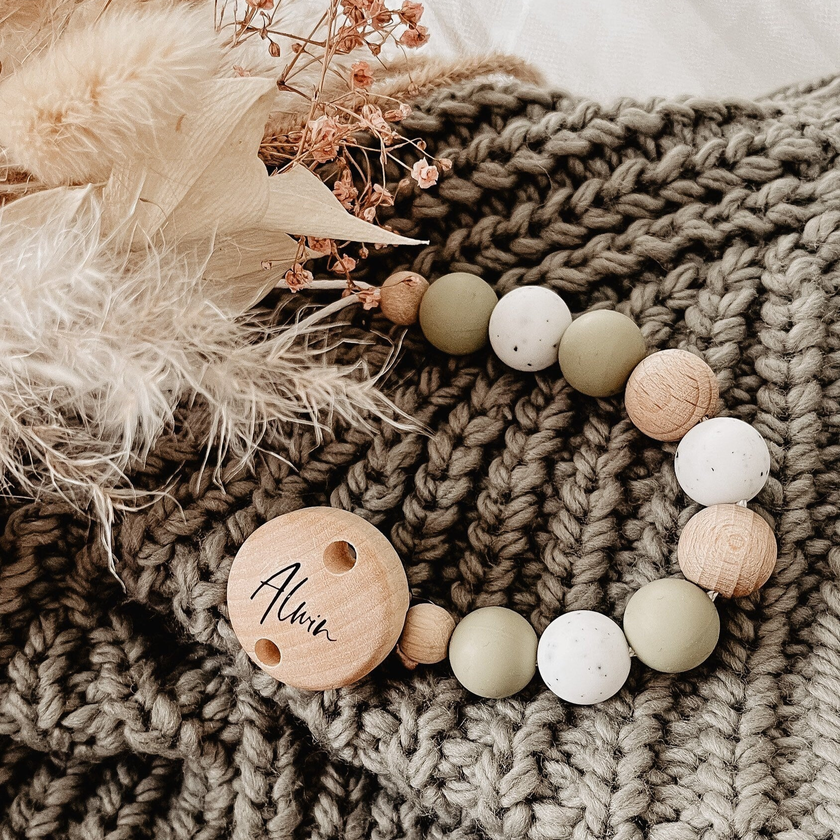 Personalisierte Schnullerkette mit Namen – Handgefertigter Schnullerhalter aus Holz und Silikon – Individuelles Babygeschenk >NAEMI<