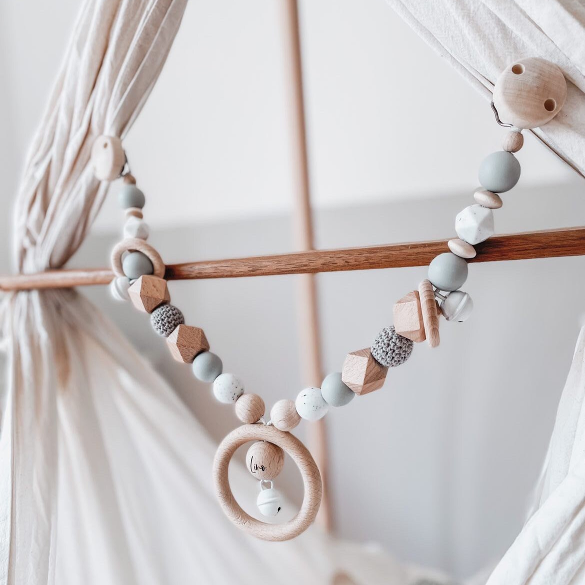 Handgefertigte Kinderwagenkette aus Buchenholz – Personalisierbare Babywagen-Deko – Sicheres Spielzeug für unterwegs >LIAS<