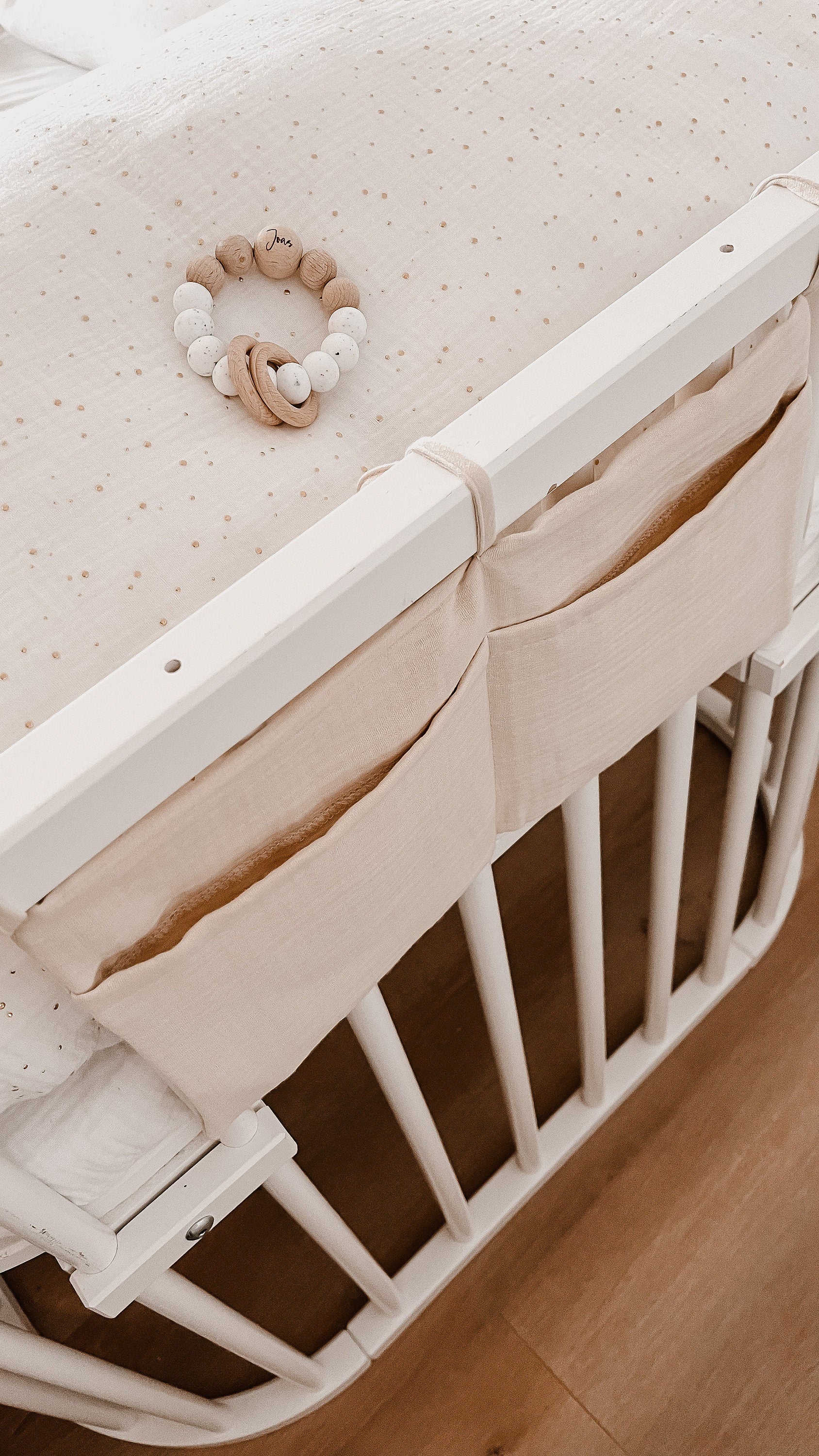 Babybett Organizer aus Musselin | Aufbewahrung Nachttisch | Tasche