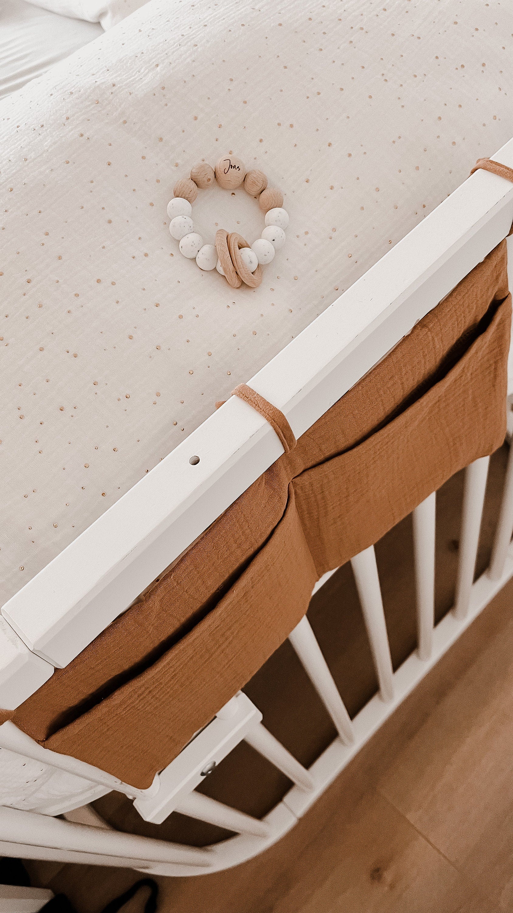 Babybett Organizer aus Musselin | Aufbewahrung Nachttisch | Tasche