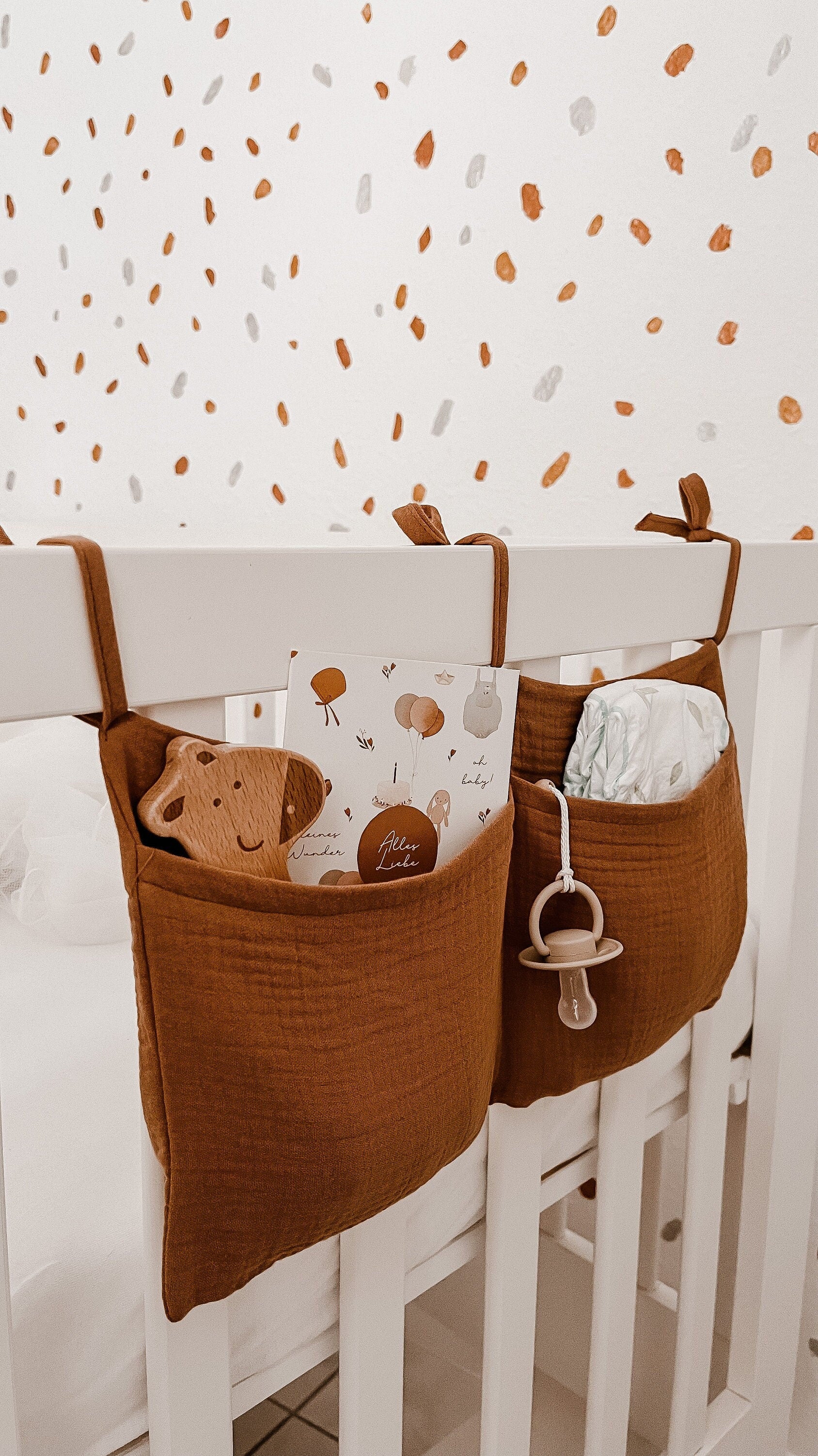 Babybett Organizer aus Musselin | Aufbewahrung Nachttisch