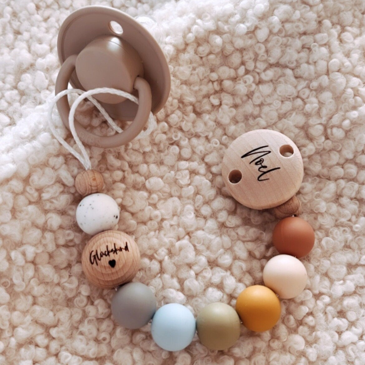 Personalisierte Schnullerkette mit Namen – Handgefertigter Schnullerhalter aus Holz und Silikon – Individuelles Babygeschenk >GESCHWISTERKIND<