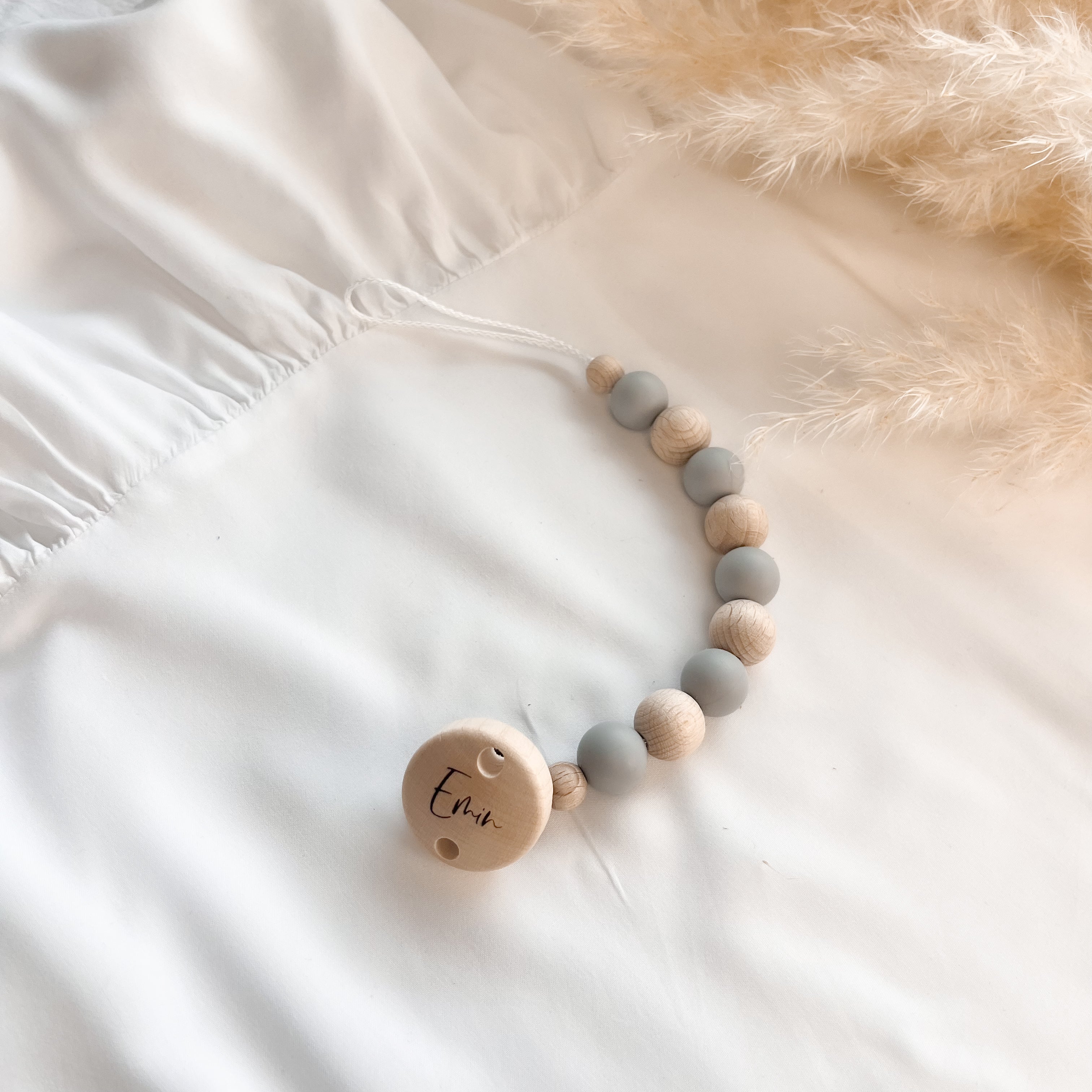 Personalisierte Schnullerkette mit Namen – Handgefertigter Schnullerhalter aus Holz und Silikon – Individuelles Babygeschenk >ANNA<