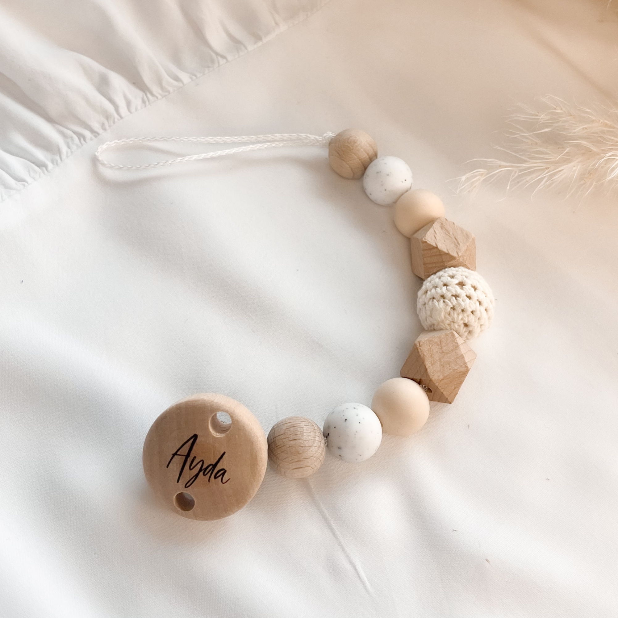 Personalisierte Schnullerkette mit Namen – Handgefertigter Schnullerhalter aus Holz und Silikon – Individuelles Babygeschenk >LIAM<