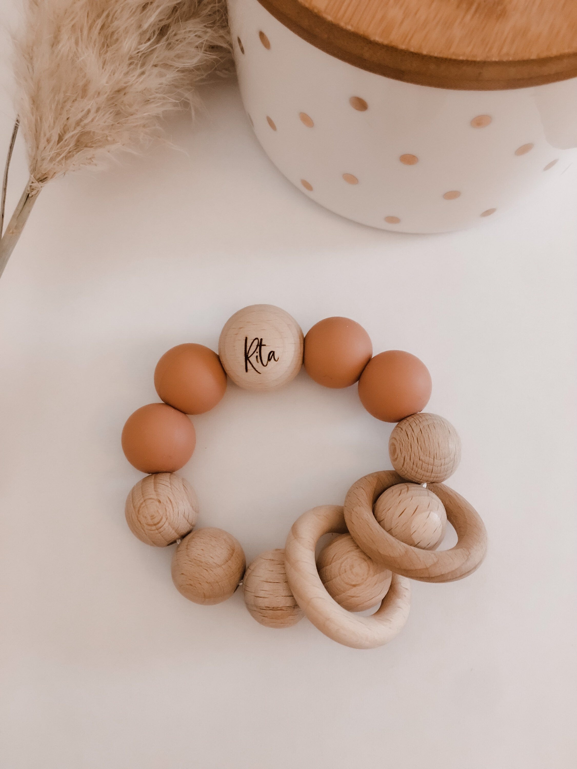 Personalisierter Greifring aus Holz (Buche)