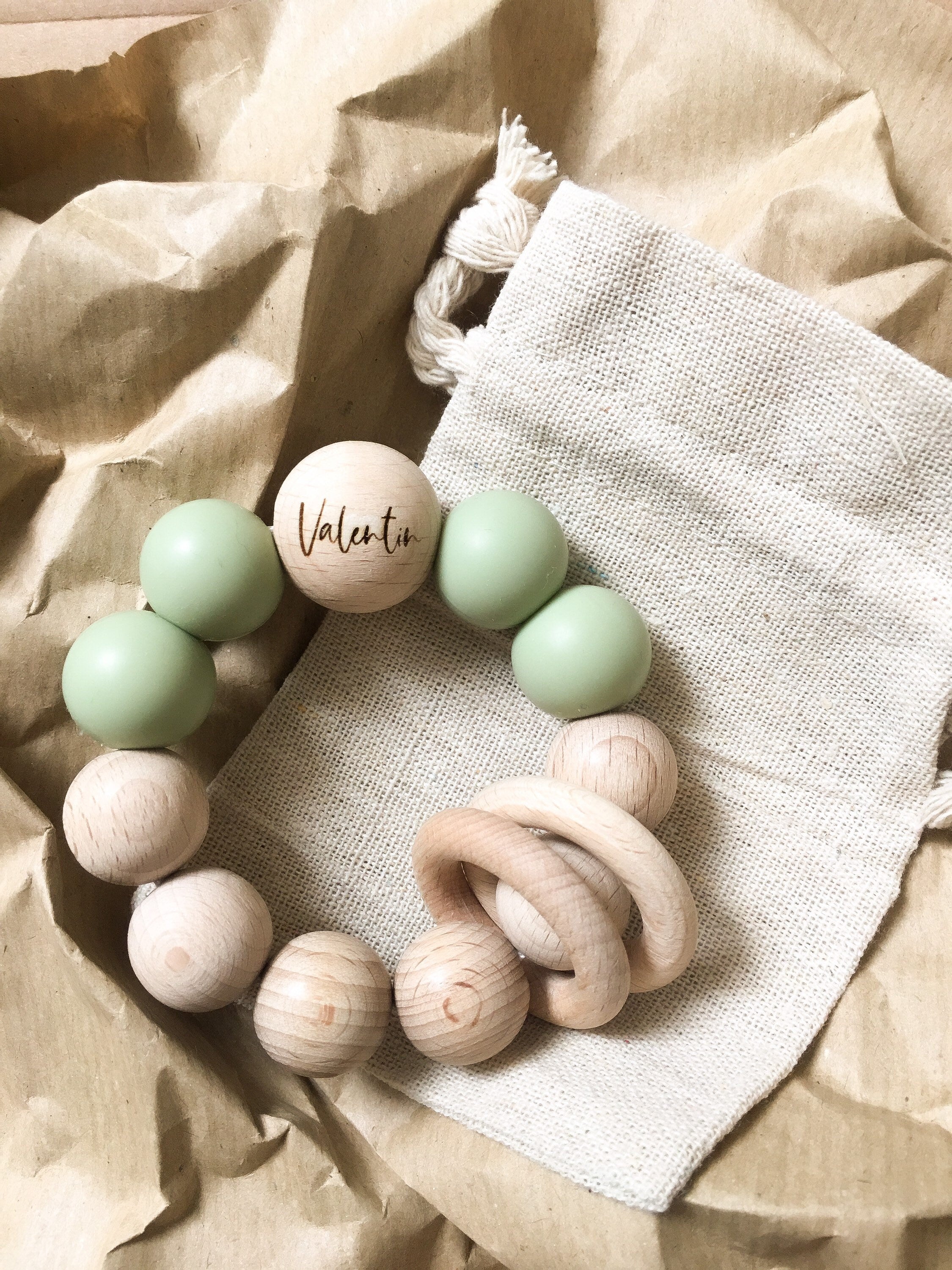 Personalisierter Greifring aus Holz (Buche)