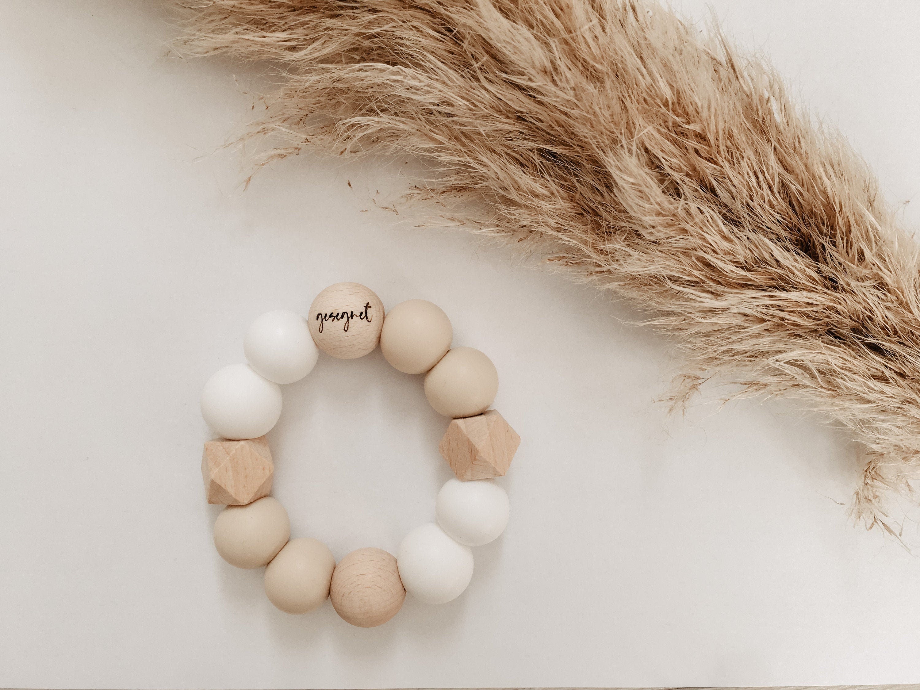 Personalisierter Greifring aus Holz (Buche)