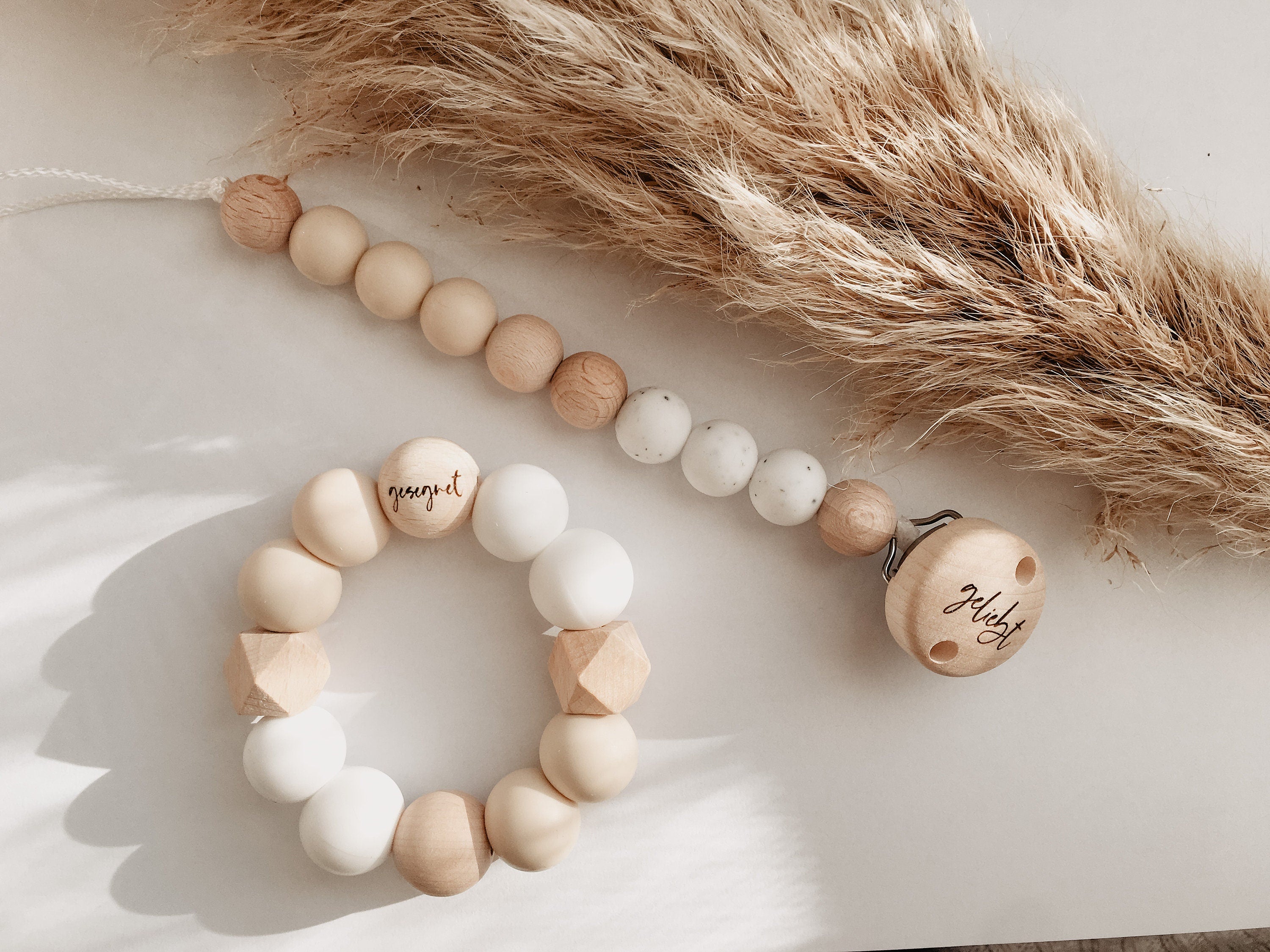 Personalisierter Greifring aus Holz (Buche)