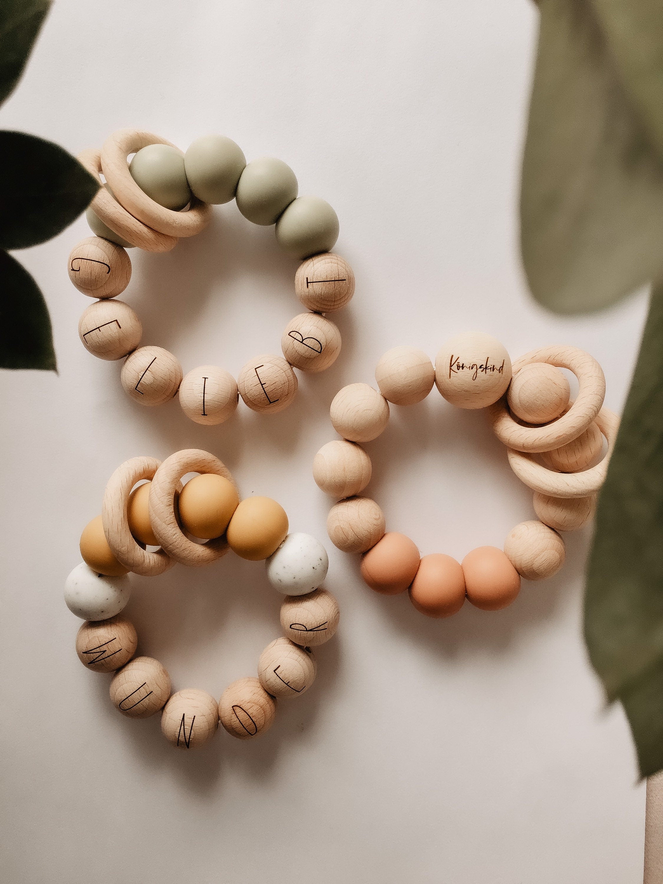 Personalisierter Greifring aus Holz (Buche) >KÖNIGSKIND<