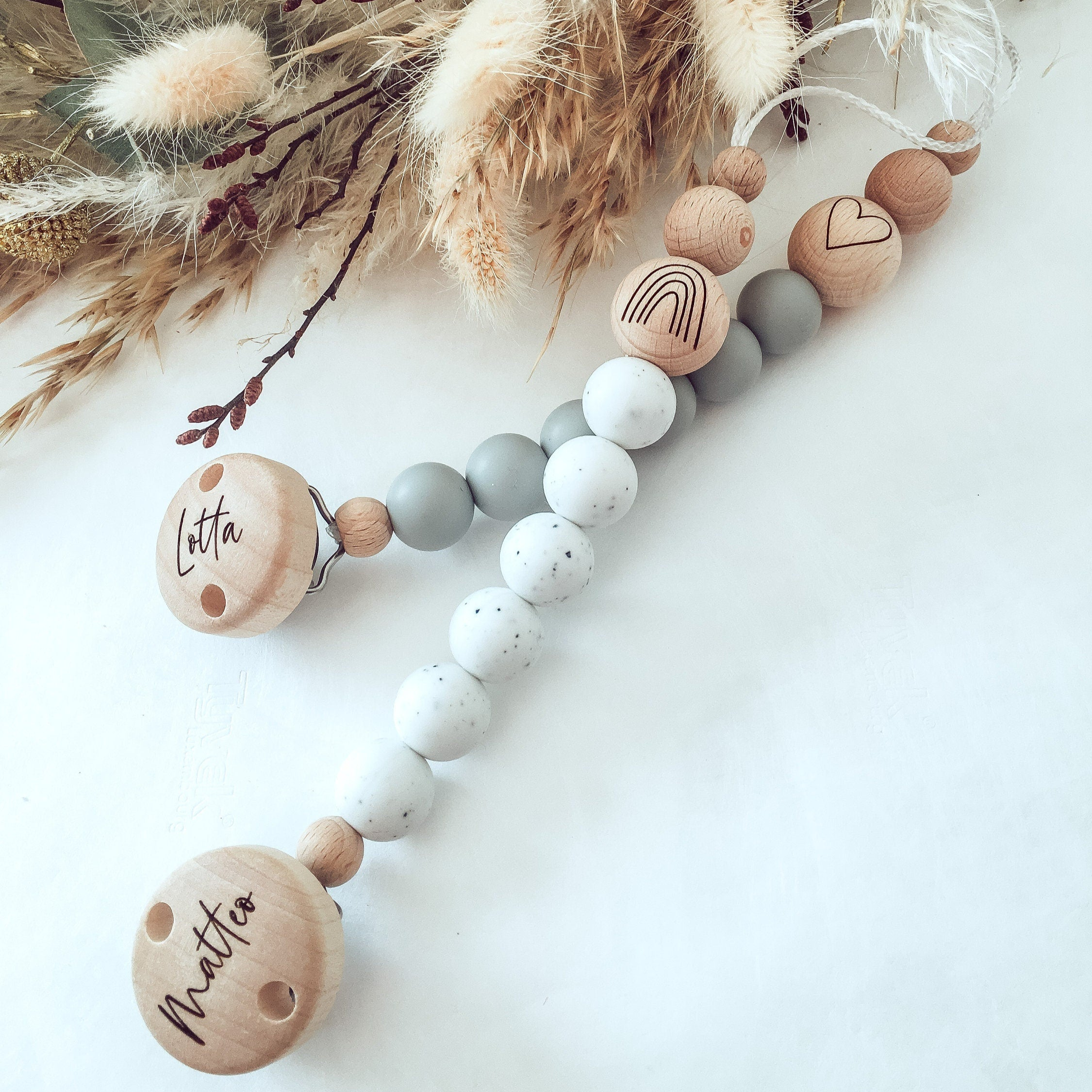 Personalisierte Schnullerkette mit Namen – Handgefertigter Schnullerhalter aus Holz und Silikon – Individuelles Babygeschenk >JONAS<