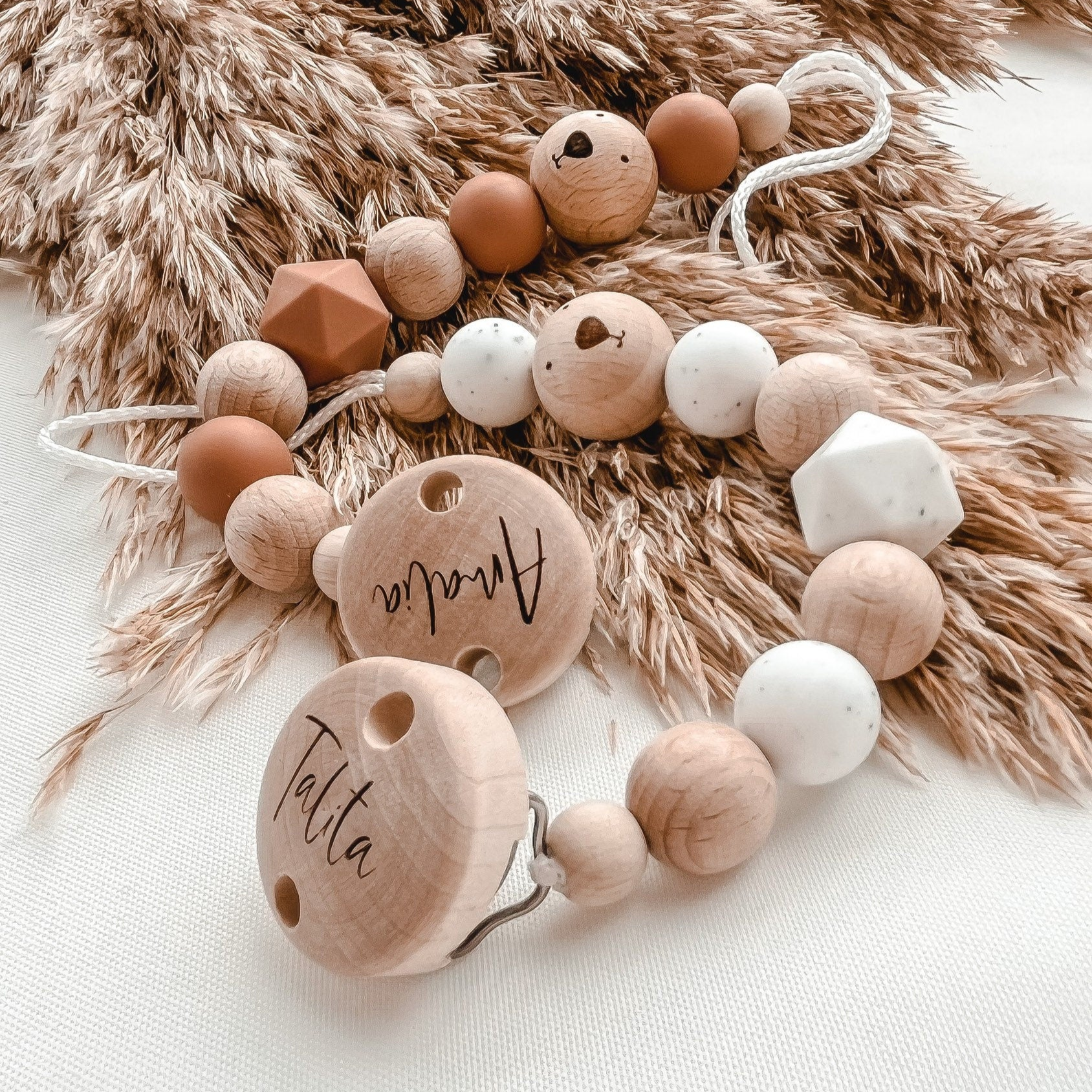 Personalisierte Schnullerkette mit Namen – Handgefertigter Schnullerhalter aus Holz und Silikon – Individuelles Babygeschenk >BÄRENBANDE<
