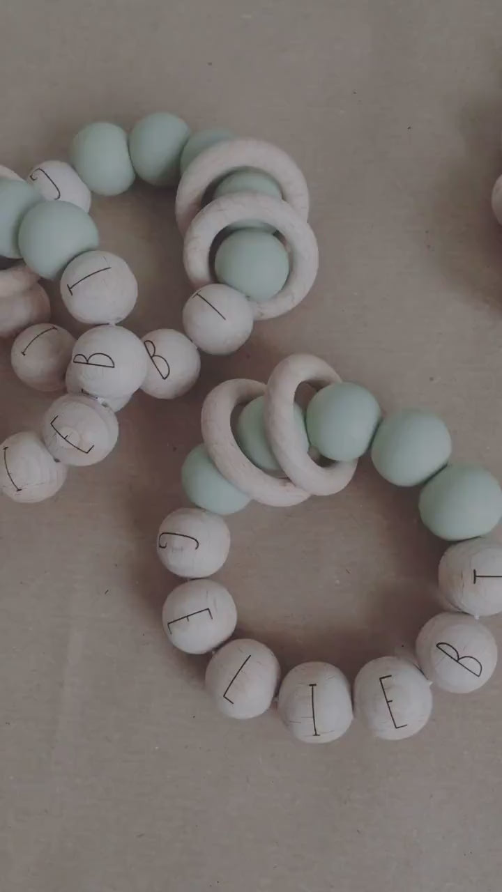 Personalisierter Greifring aus Holz (Buche) >KÖNIGSKIND<